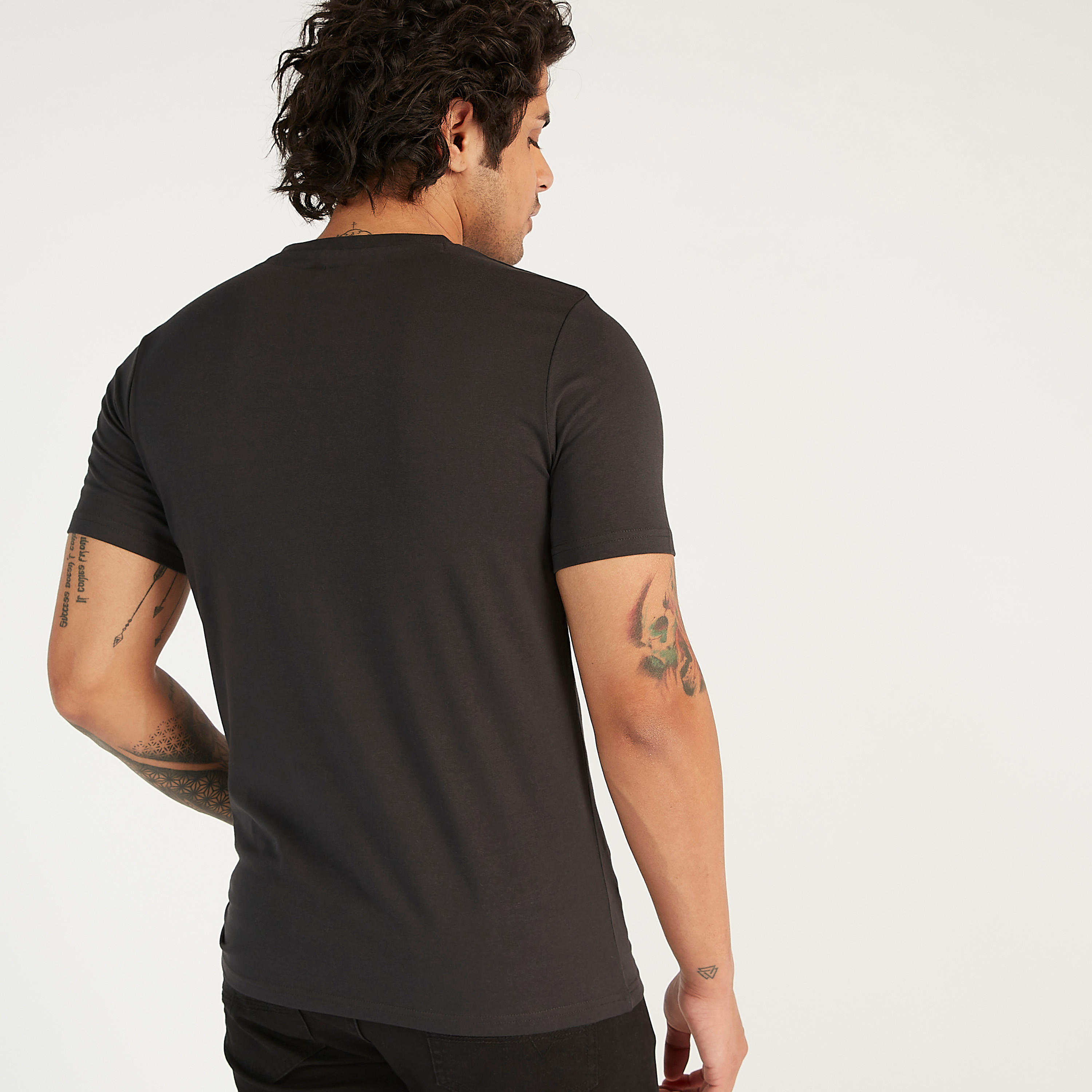 تيشيرت بياقة ضيّقة وأكمام قصيرة وطبعات غارفيلد-men-clothing-tshirtsandpolos-tshirts-image-4