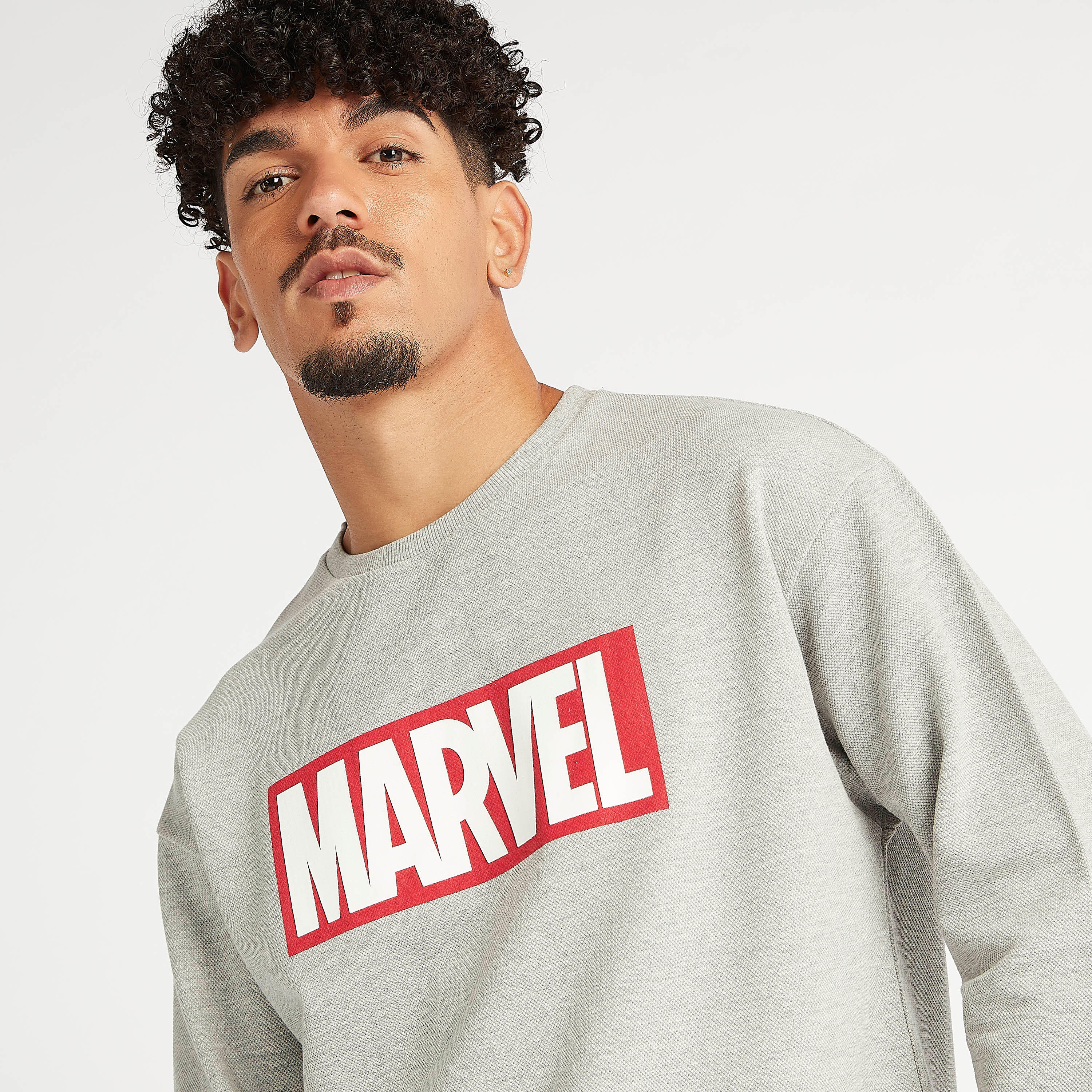 سويت شيرت مستدام بياقة ضيقة وأكمام طويلة وطبعات مارفل-men-winterwear-hoodiesandsweatshirts-image-2