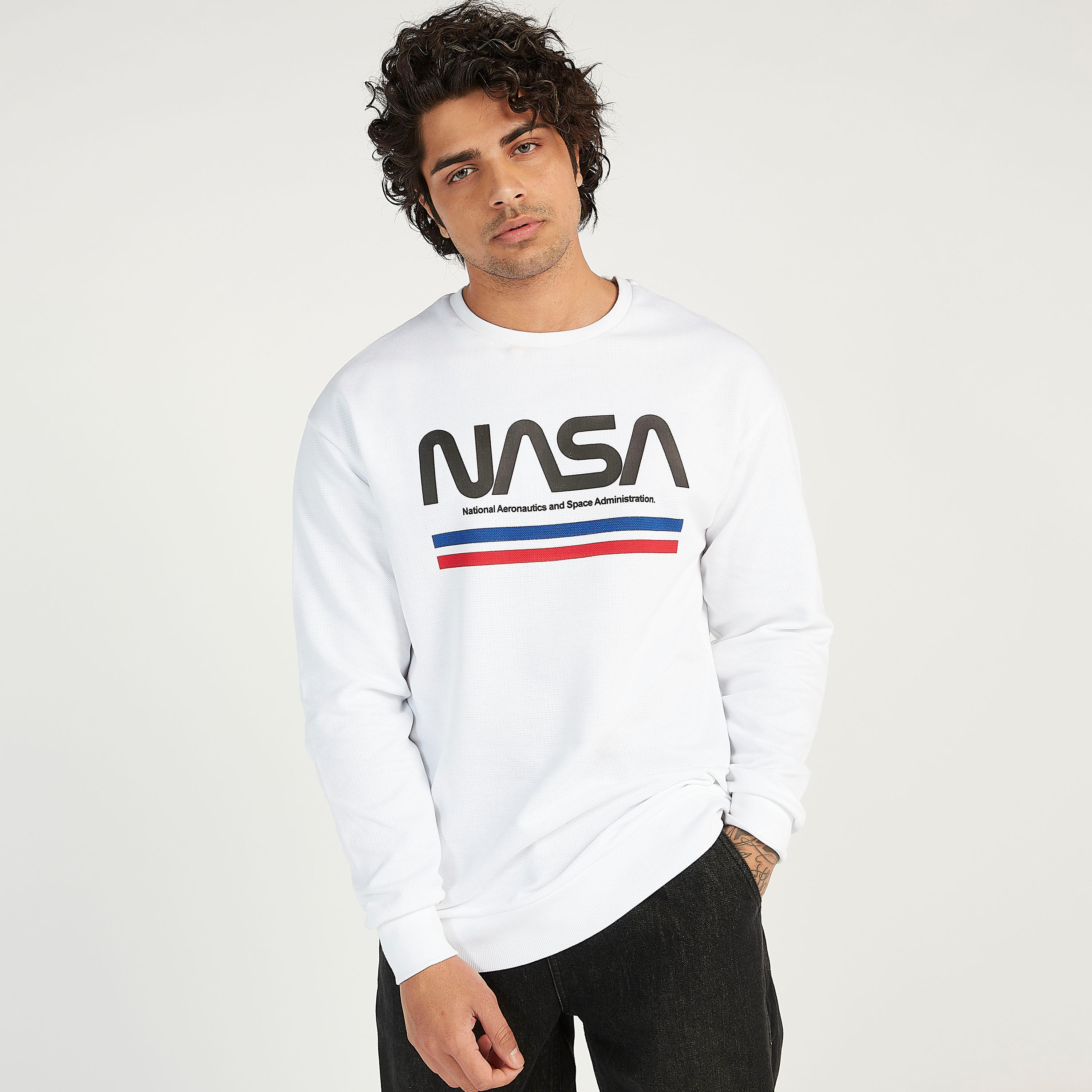 سويت شيرت مستدام بياقة ضيقة وأكمام طويلة وطبعات ناسا-men-winterwear-hoodiesandsweatshirts-image-1