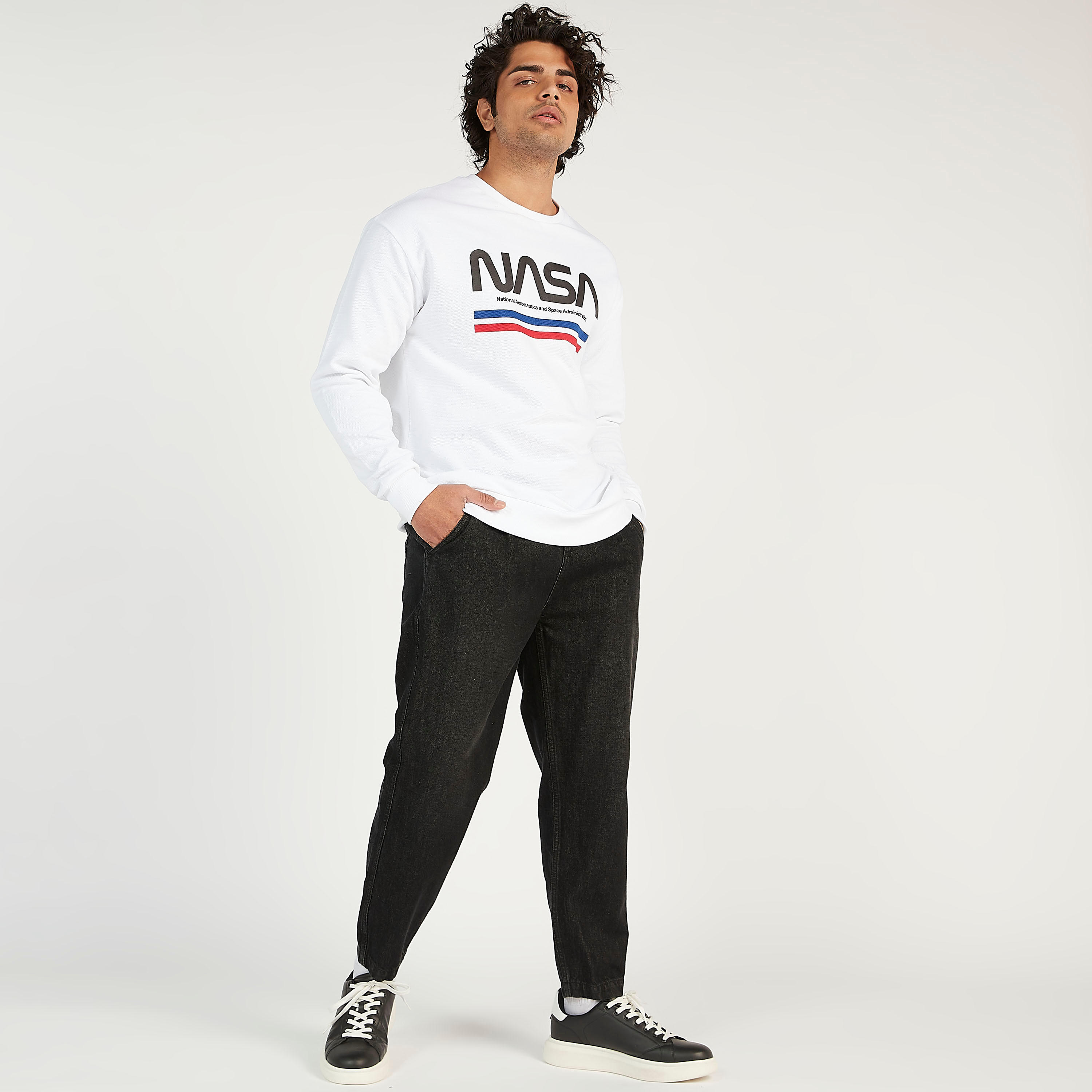 سويت شيرت مستدام بياقة ضيقة وأكمام طويلة وطبعات ناسا-men-winterwear-hoodiesandsweatshirts-image-2