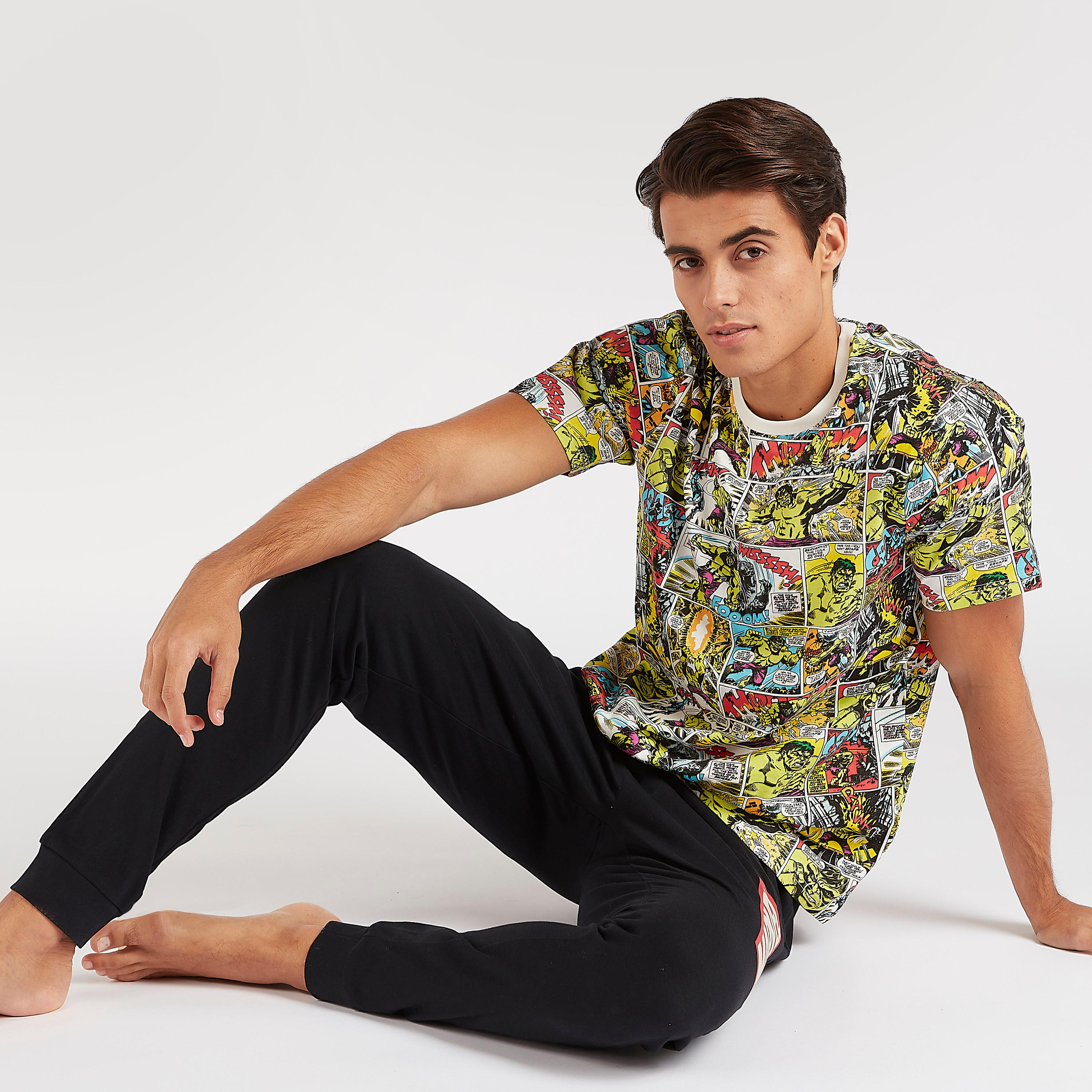 طقم من بنطلون بيجاما طويل وتيشيرت بطبعات أفينجيرز-men-clothing-nightwear-sets-image-1