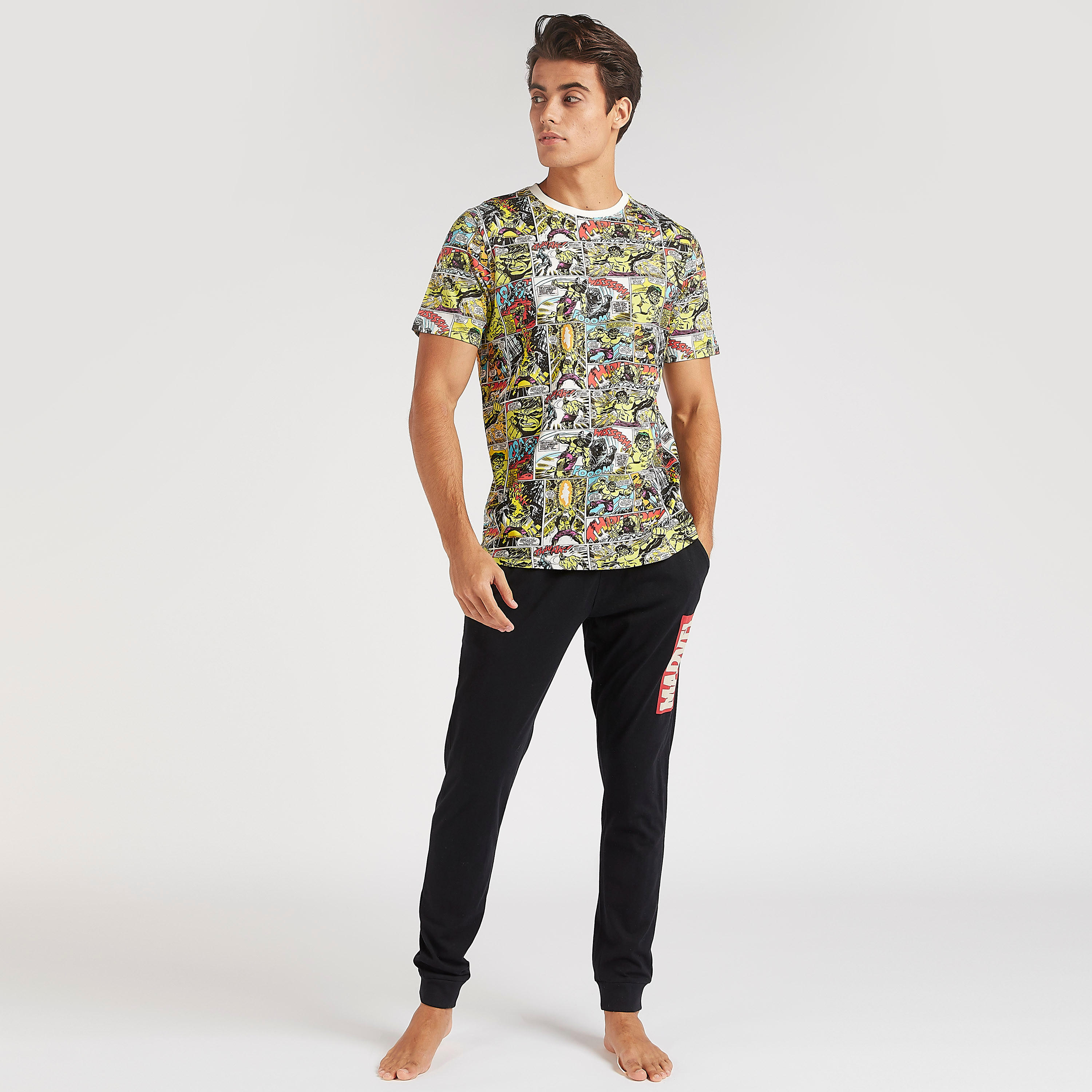 طقم من بنطلون بيجاما طويل وتيشيرت بطبعات أفينجيرز-men-clothing-nightwear-sets-image-2
