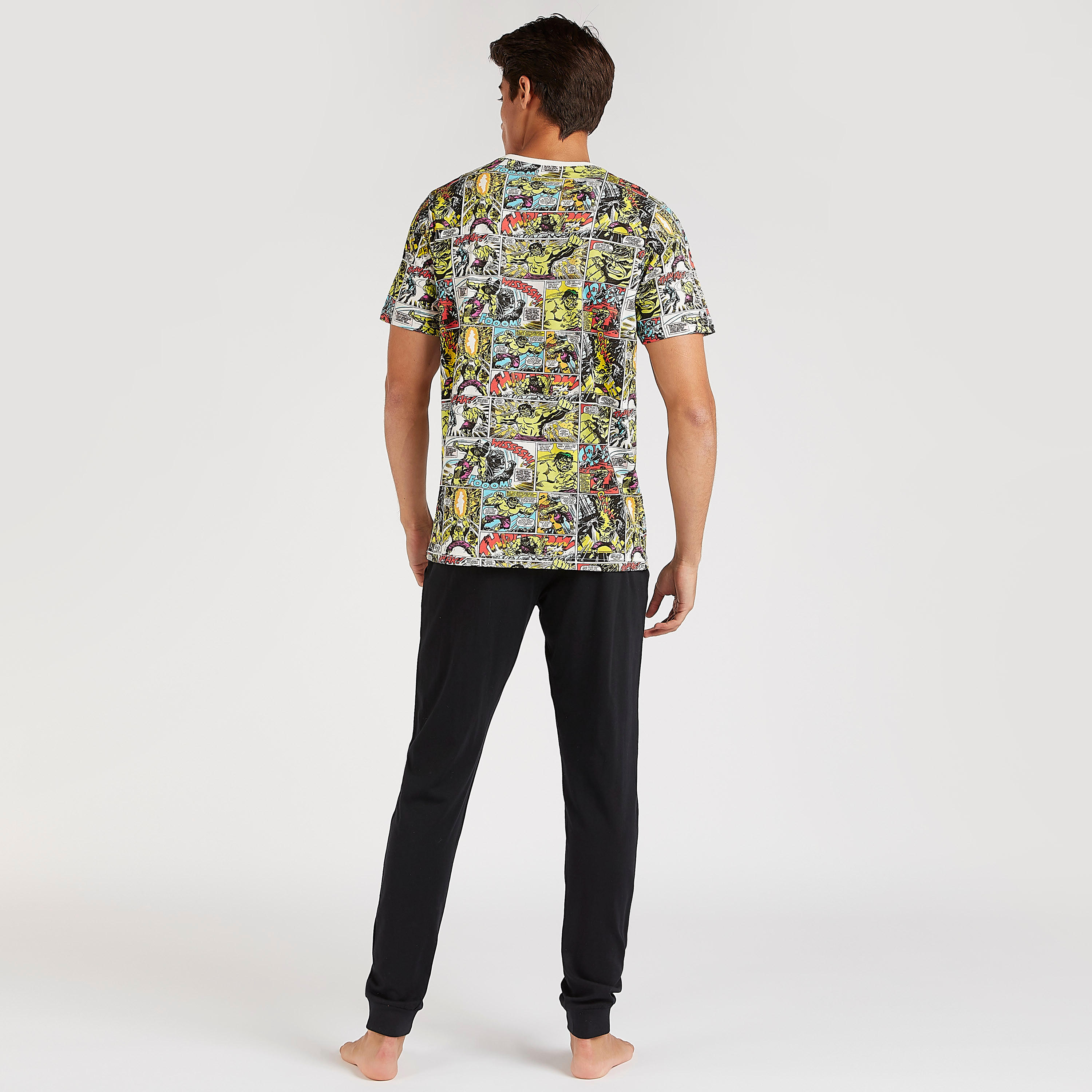 طقم من بنطلون بيجاما طويل وتيشيرت بطبعات أفينجيرز-men-clothing-nightwear-sets-image-4