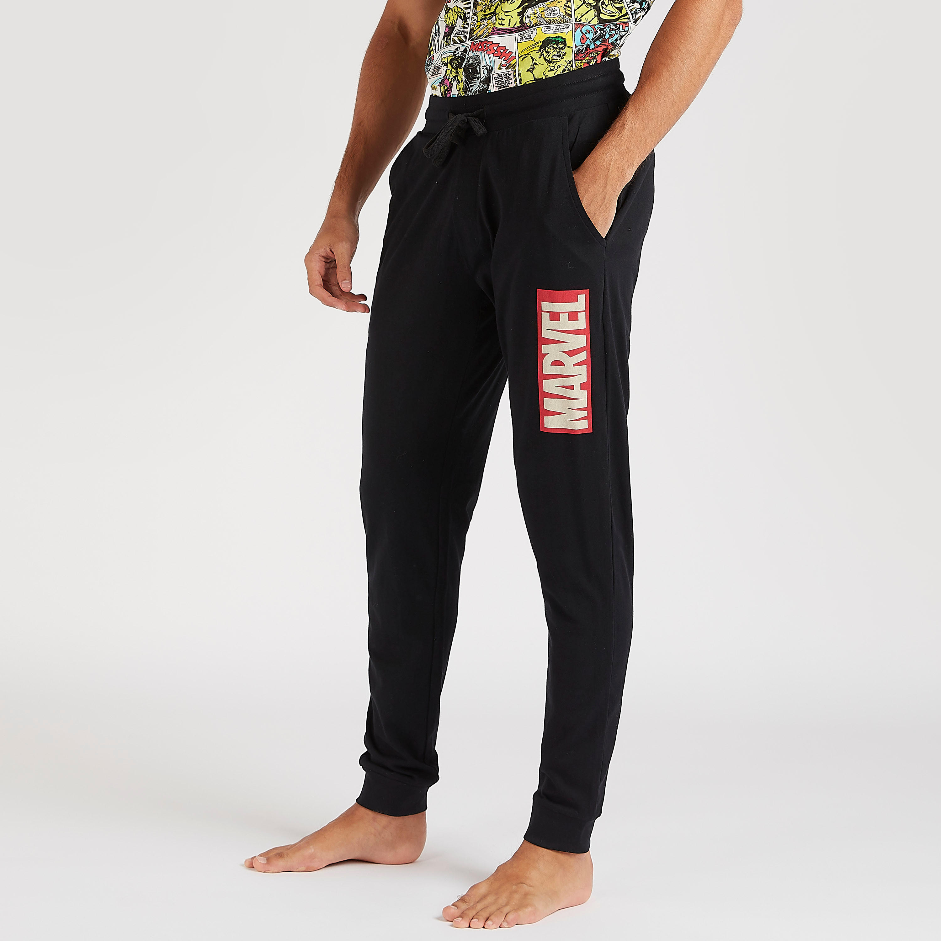 طقم من بنطلون بيجاما طويل وتيشيرت بطبعات أفينجيرز-men-clothing-nightwear-sets-image-5