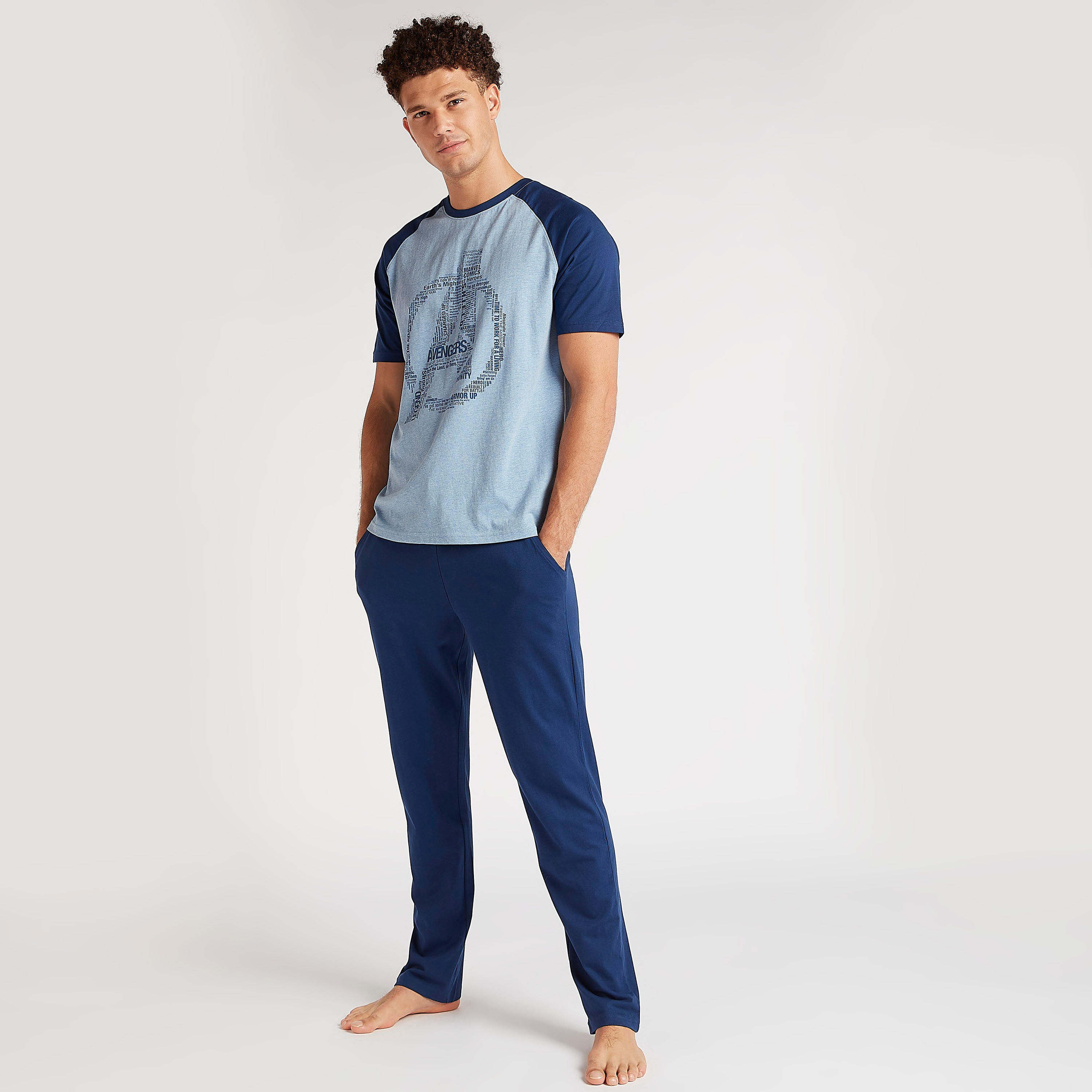 طقم من بنطلون بيجاما طويل وتيشيرت بطبعات أفينجيرز-men-clothing-nightwear-sets-image-1