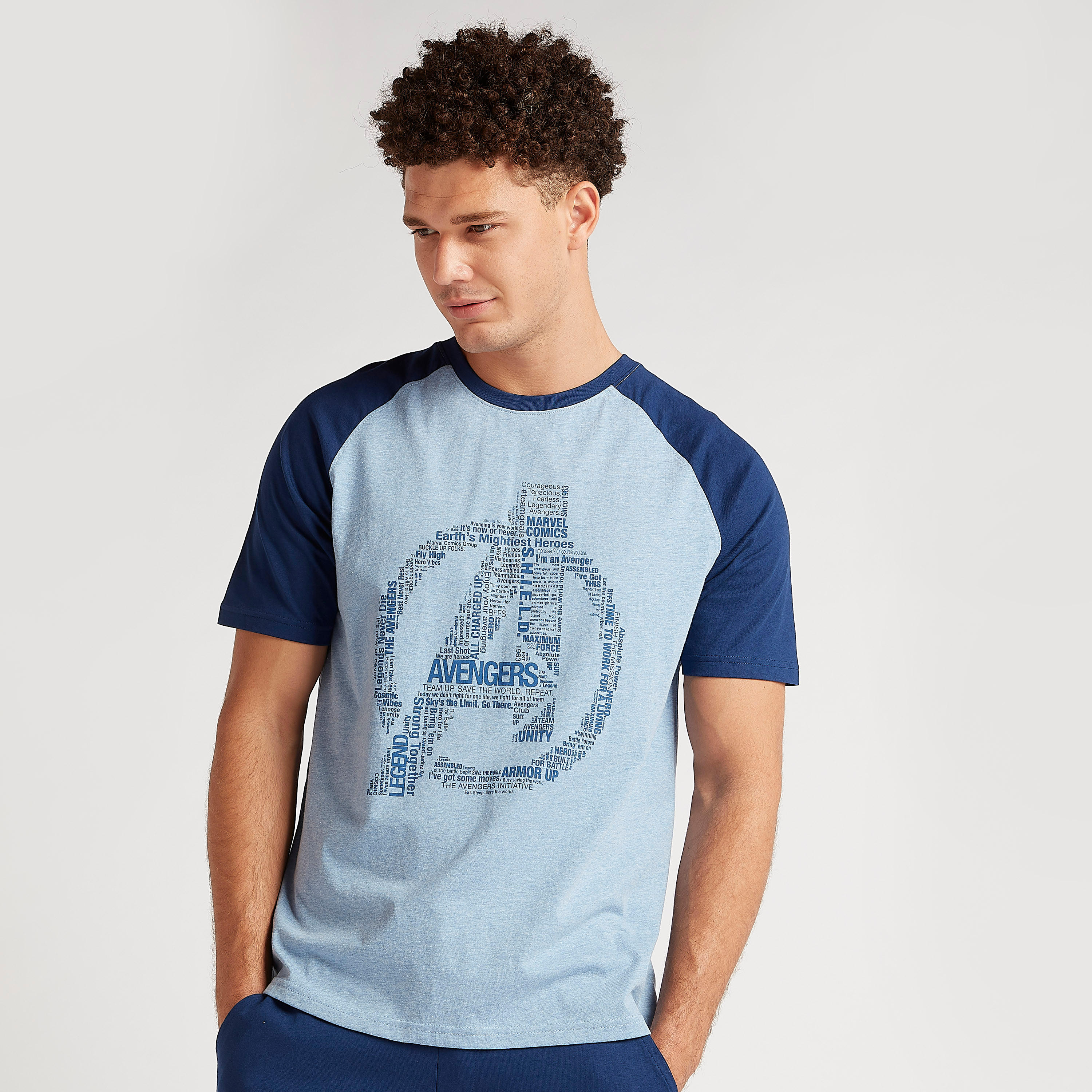 طقم من بنطلون بيجاما طويل وتيشيرت بطبعات أفينجيرز-men-clothing-nightwear-sets-image-2