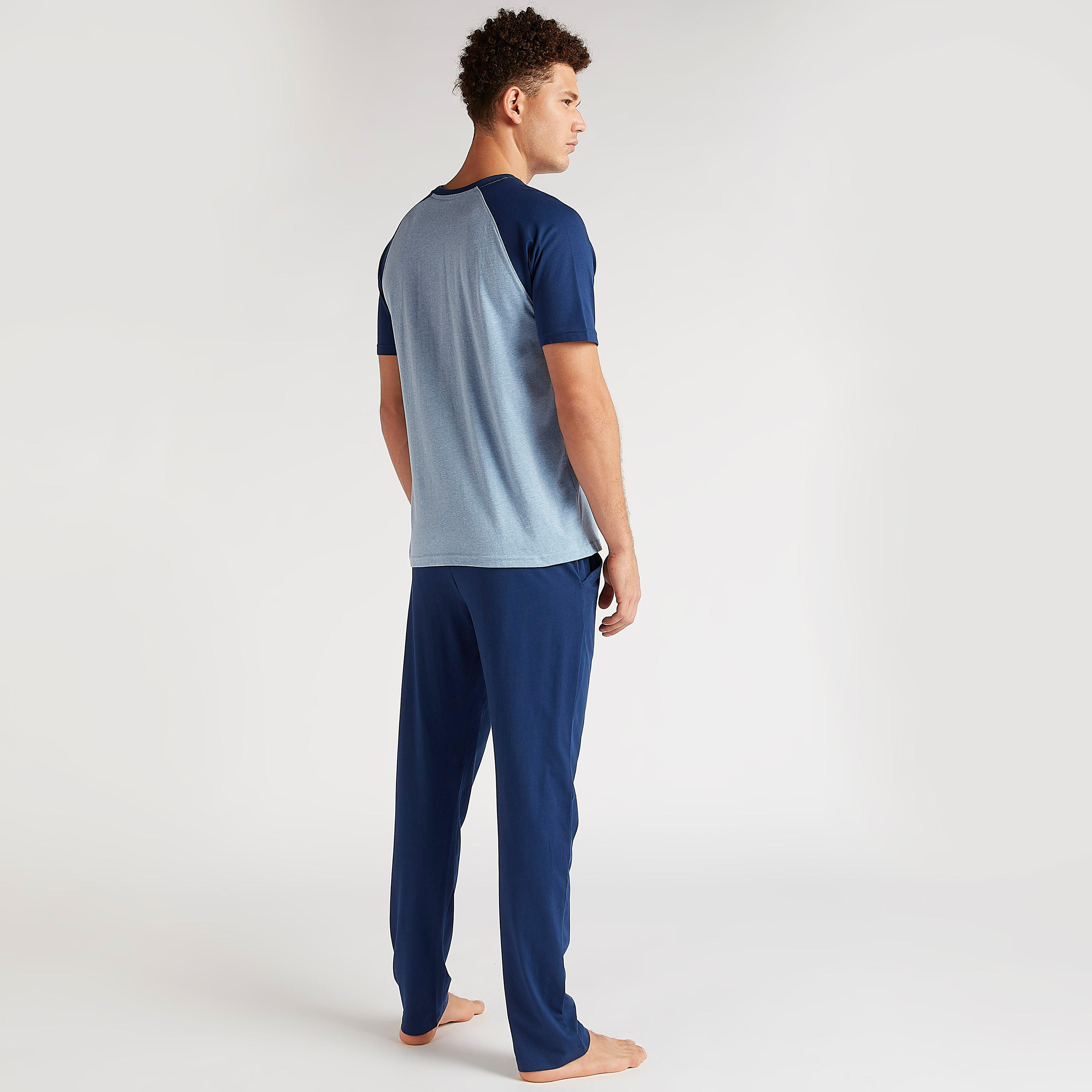 طقم من بنطلون بيجاما طويل وتيشيرت بطبعات أفينجيرز-men-clothing-nightwear-sets-image-3