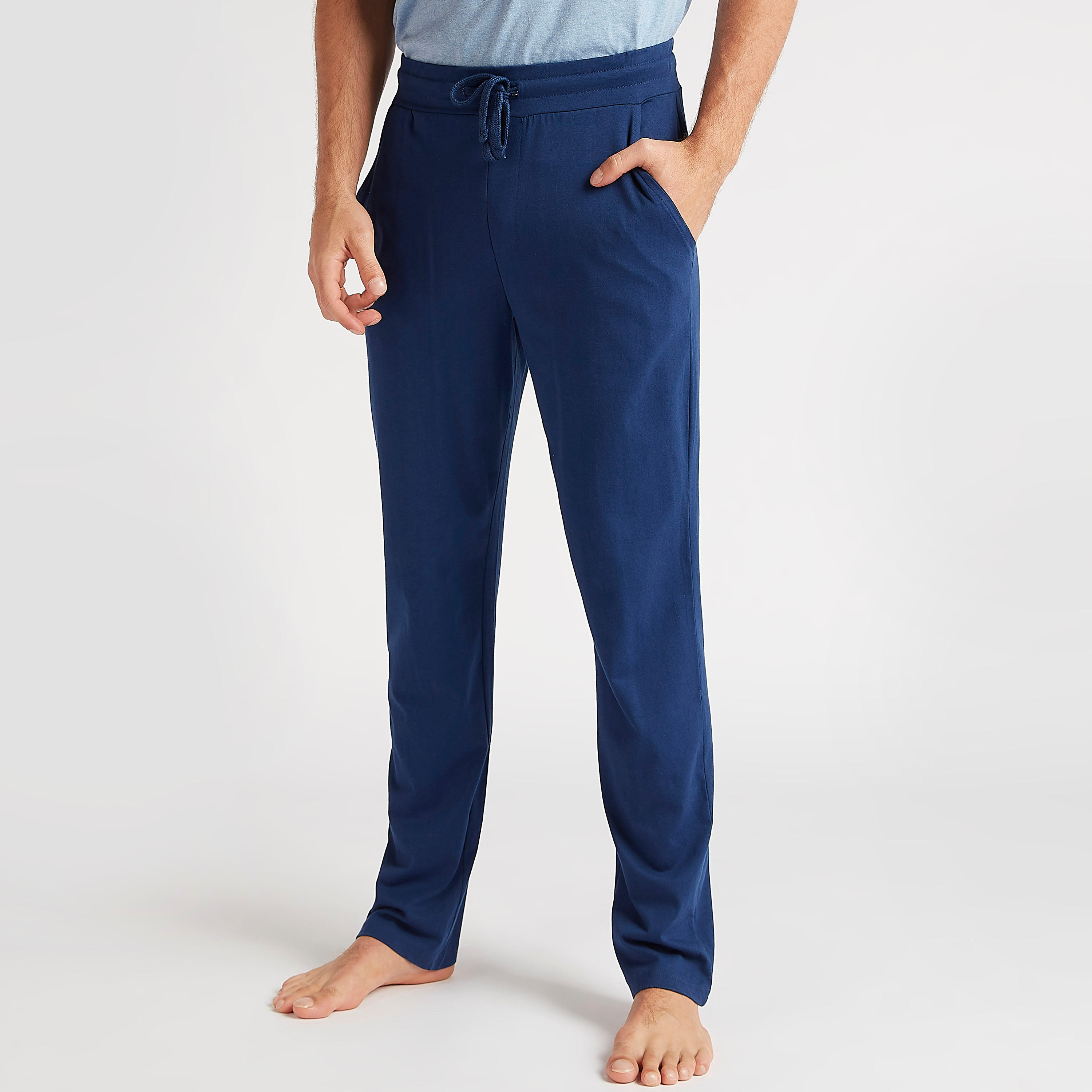 طقم من بنطلون بيجاما طويل وتيشيرت بطبعات أفينجيرز-men-clothing-nightwear-sets-image-4