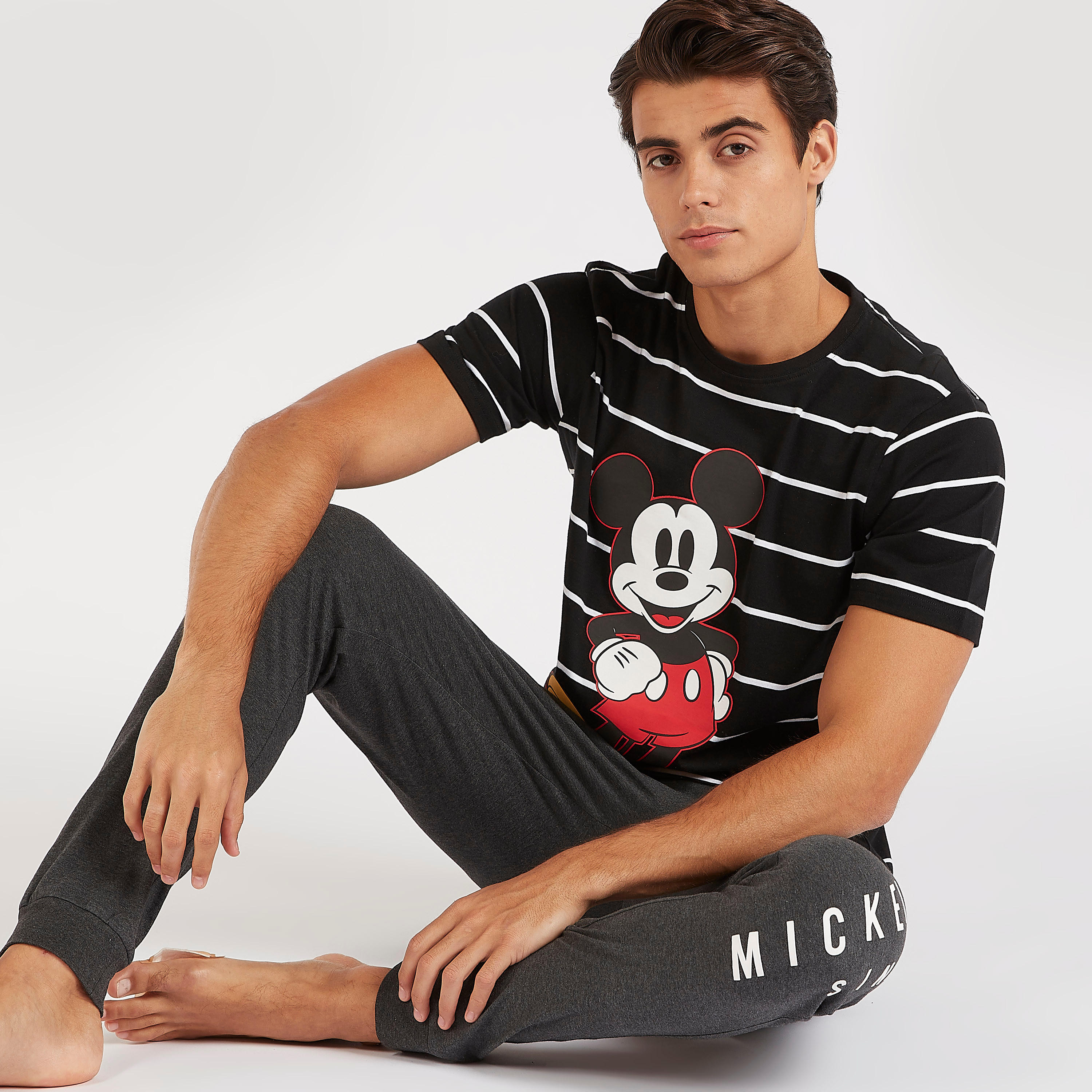 طقم من بنطلون بيجاما طويل وتيشيرت بطبعات ميني ماوس-men-clothing-nightwear-sets-image-1