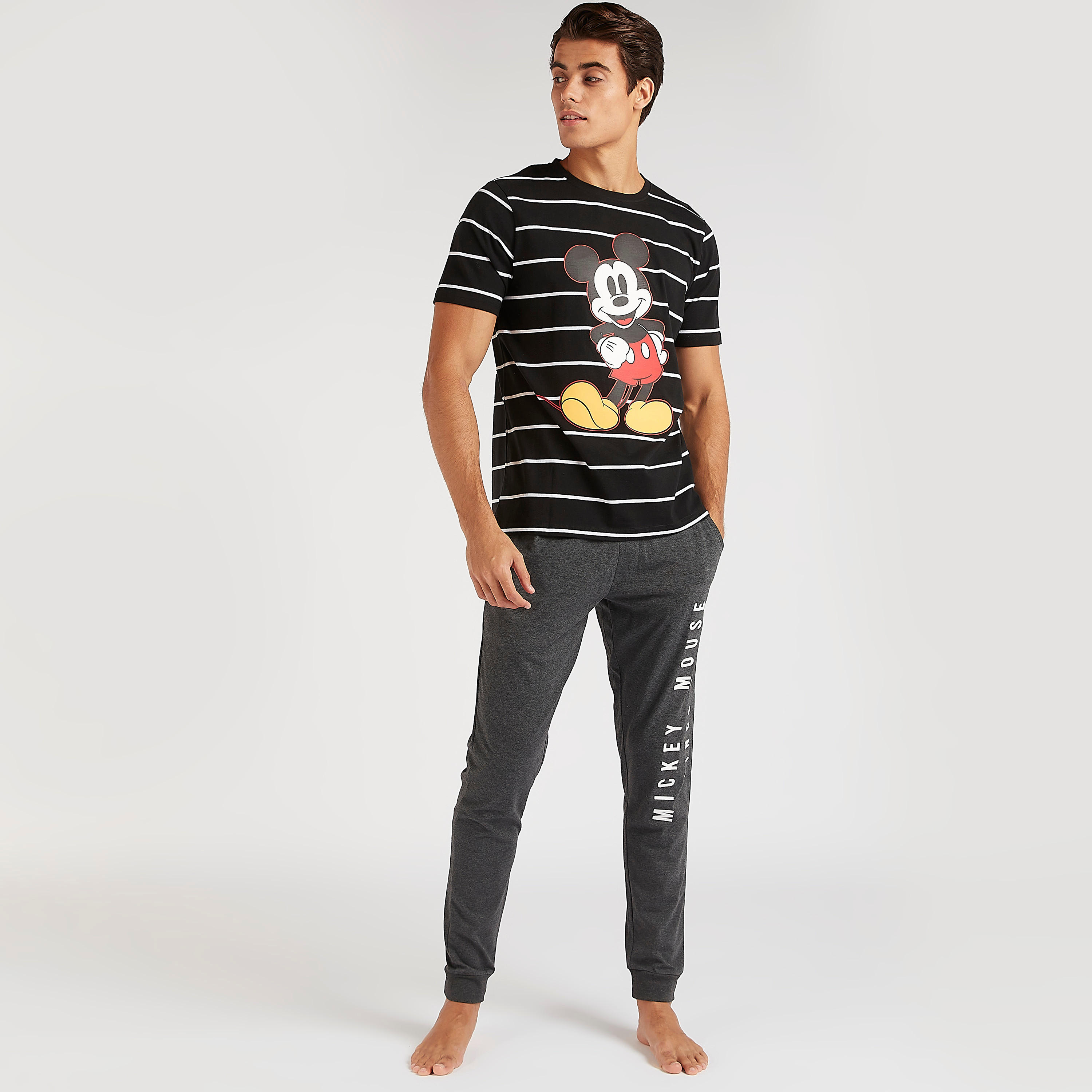 طقم من بنطلون بيجاما طويل وتيشيرت بطبعات ميني ماوس-men-clothing-nightwear-sets-image-2