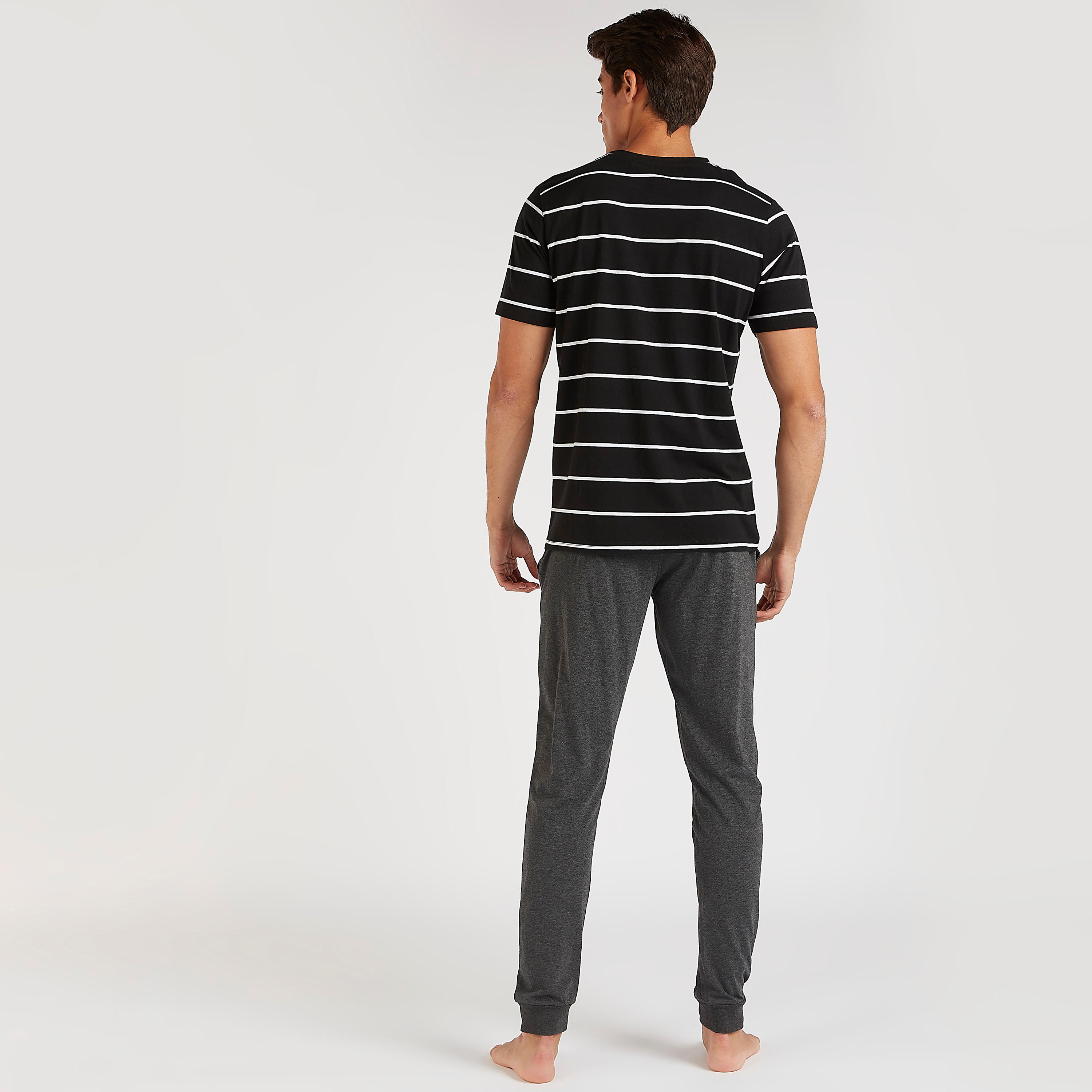 طقم من بنطلون بيجاما طويل وتيشيرت بطبعات ميني ماوس-men-clothing-nightwear-sets-image-4