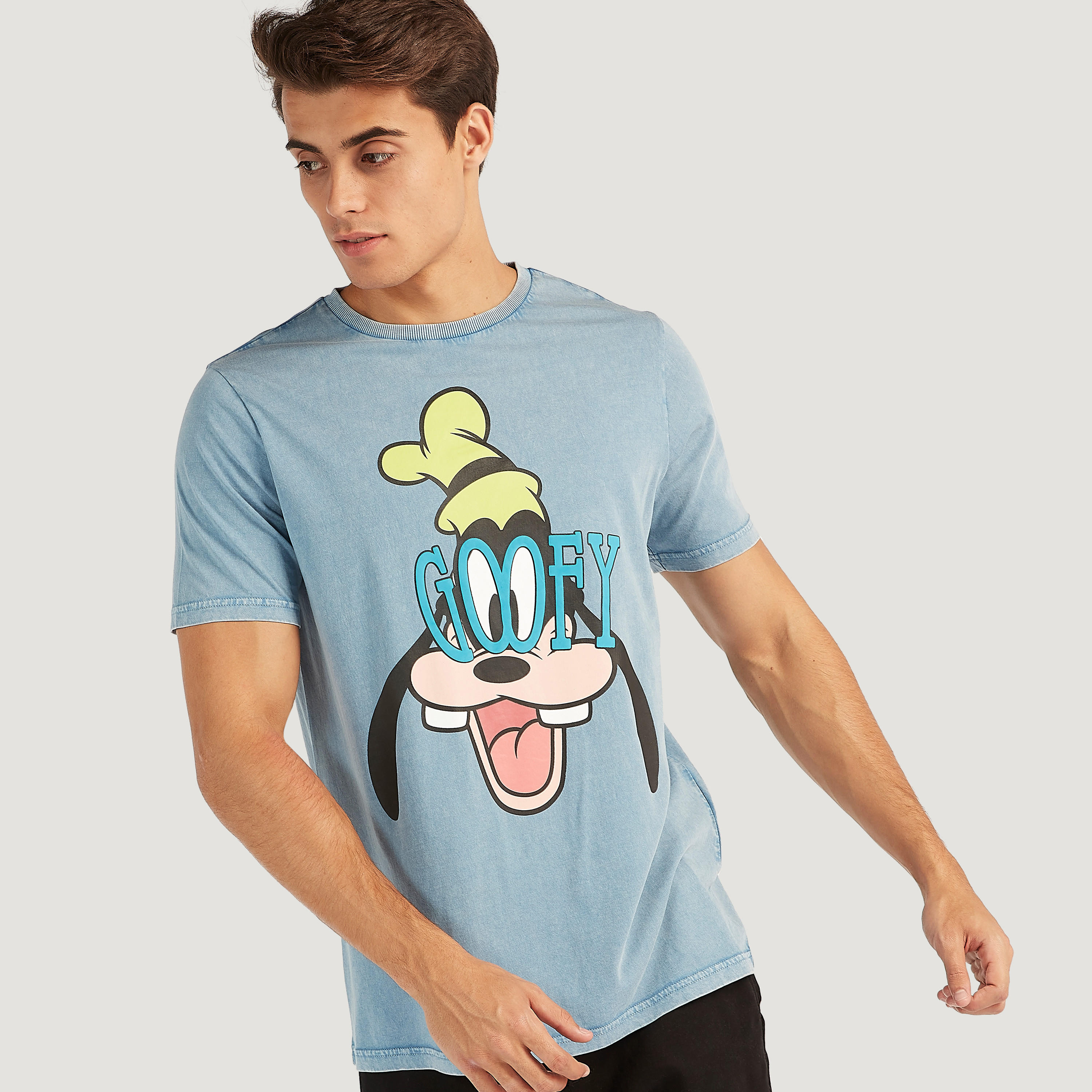 تيشيرت بياقة ضيّقة وأكمام قصيرة وطبعات جوفي-men-clothing-tshirtsandpolos-tshirts-image-1