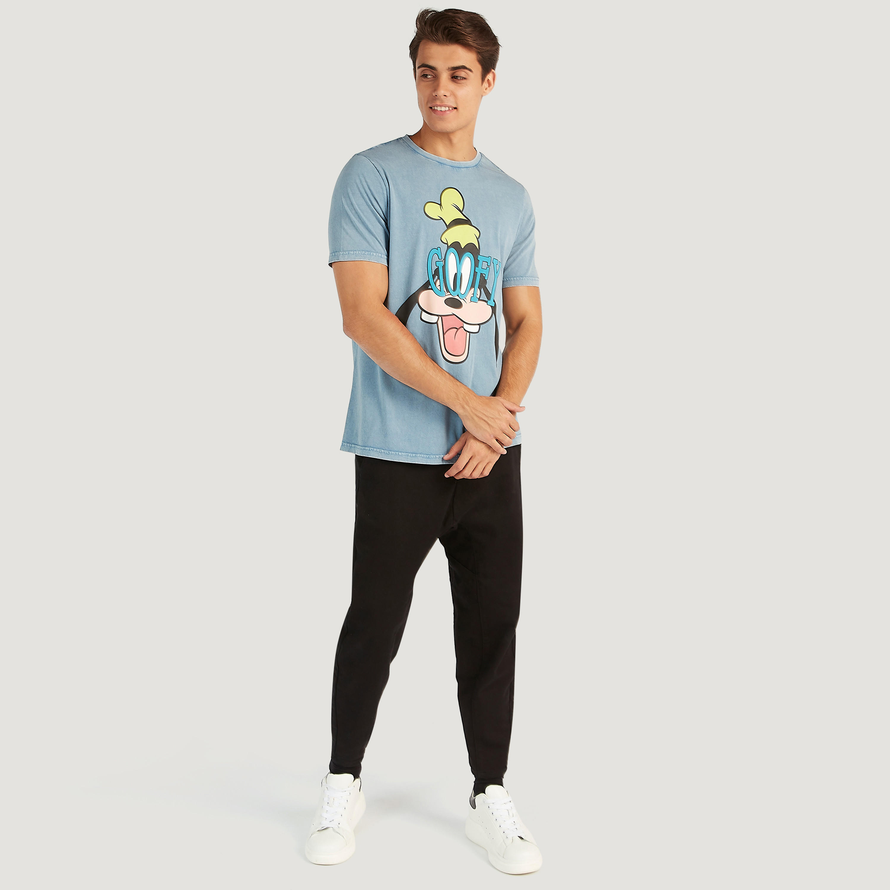 تيشيرت بياقة ضيّقة وأكمام قصيرة وطبعات جوفي-men-clothing-tshirtsandpolos-tshirts-image-2