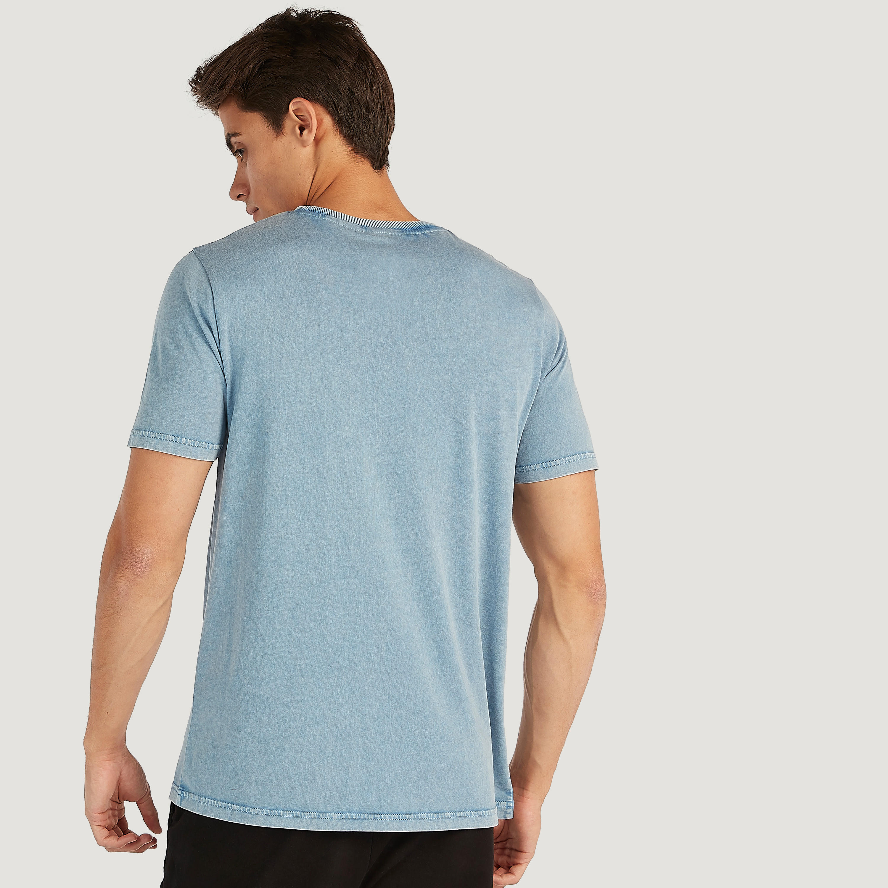 تيشيرت بياقة ضيّقة وأكمام قصيرة وطبعات جوفي-men-clothing-tshirtsandpolos-tshirts-image-4
