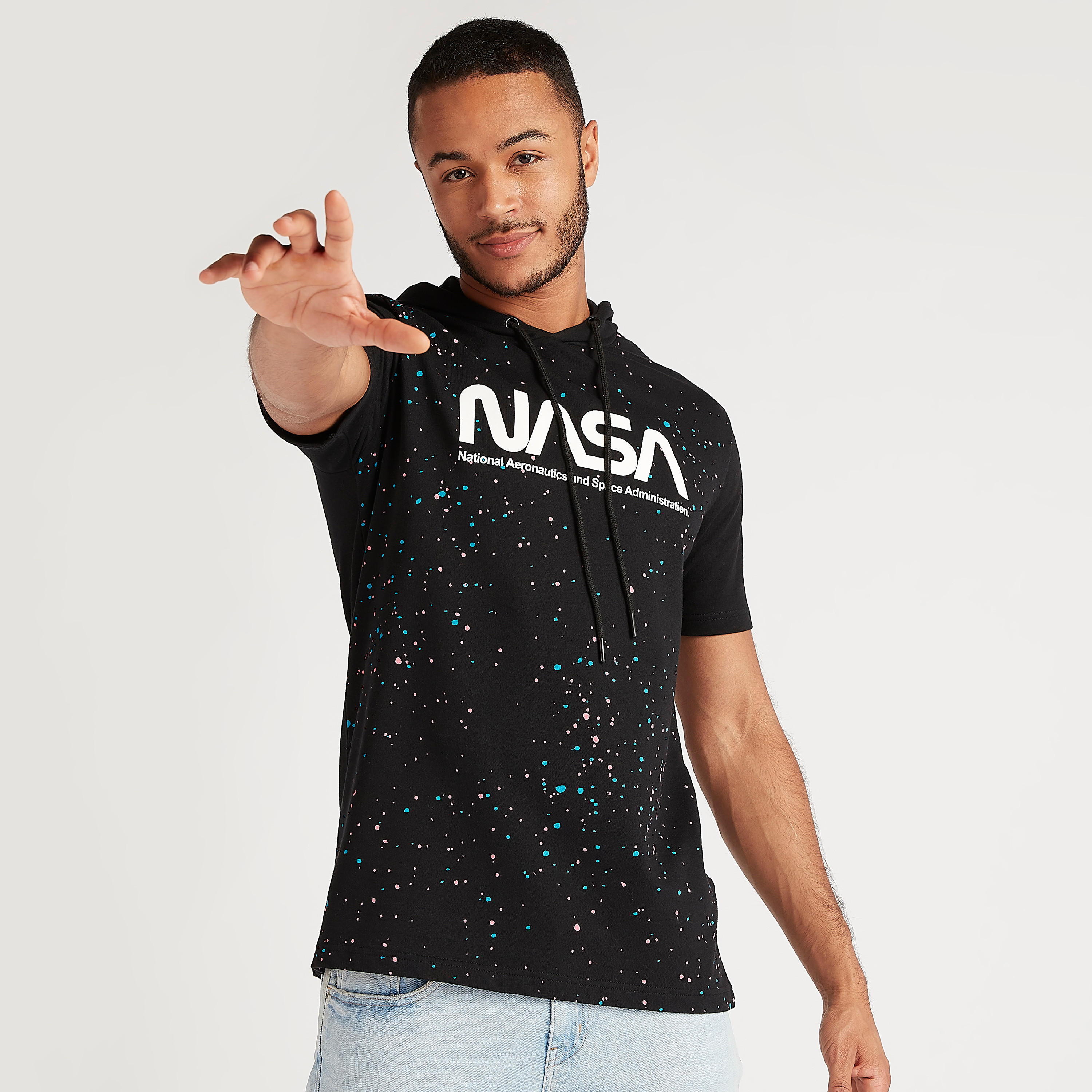 تيشيرت بياقة بقبّعة وطبعات ناسا-men-clothing-tshirtsandpolos-tshirts-image-1