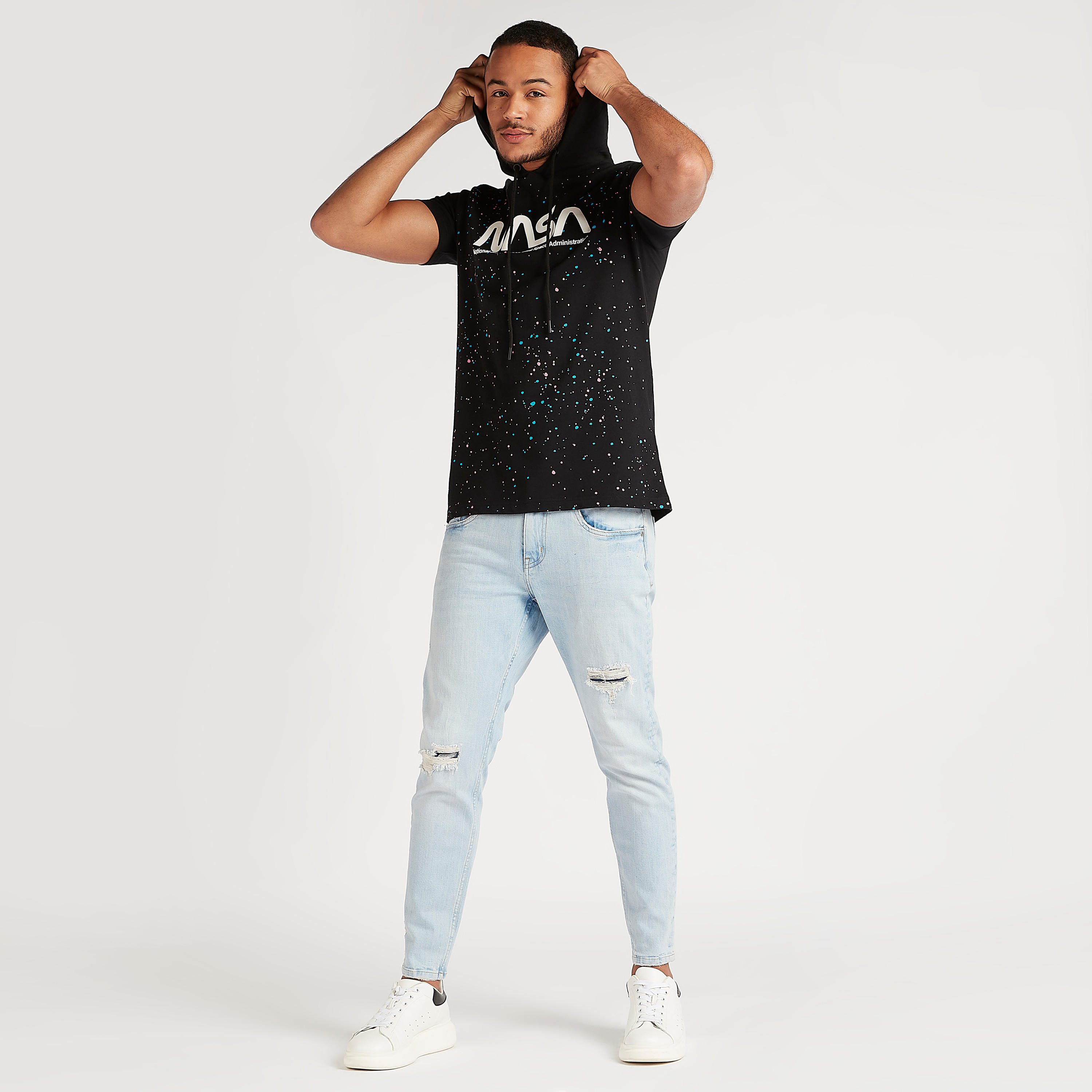تيشيرت بياقة بقبّعة وطبعات ناسا-men-clothing-tshirtsandpolos-tshirts-image-2