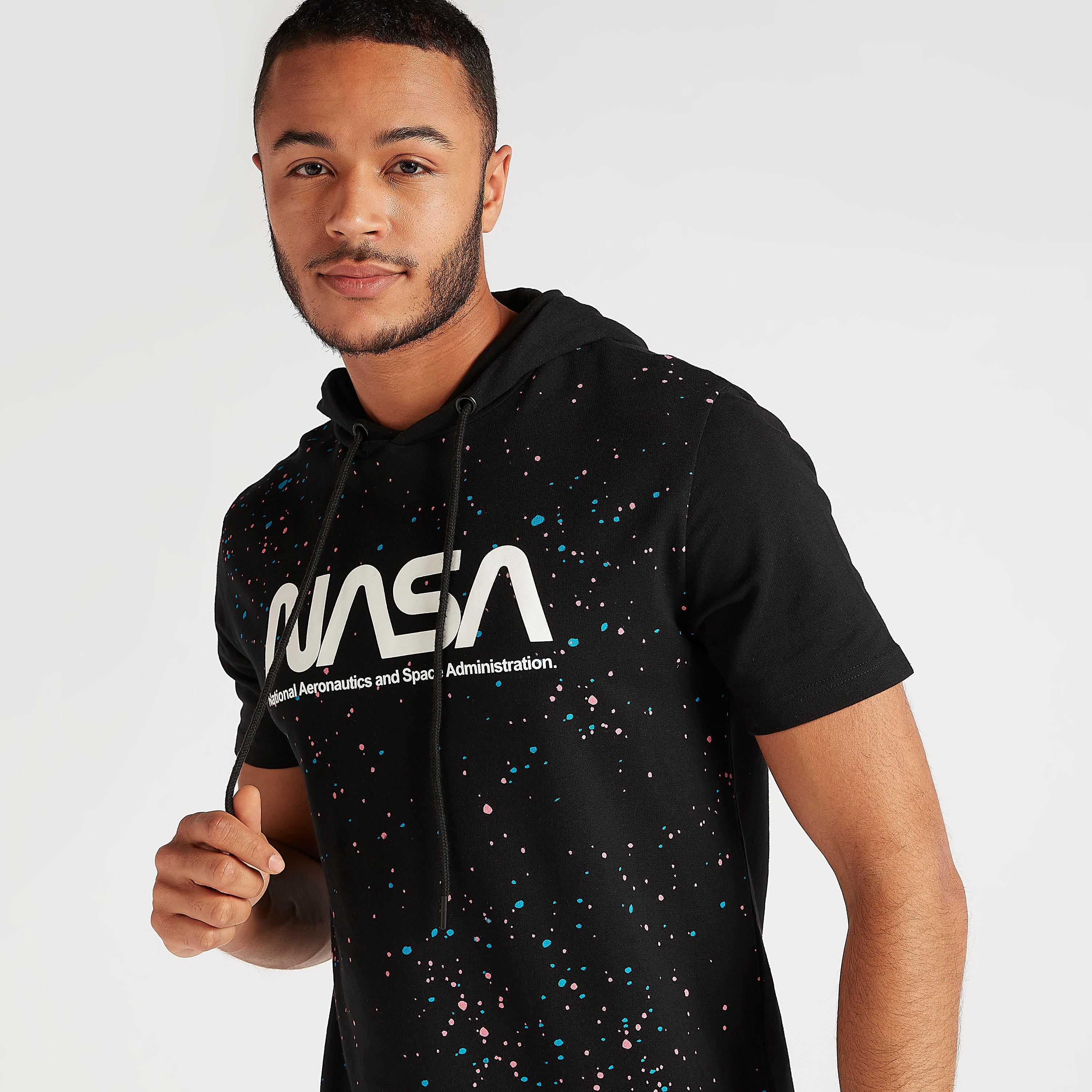 تيشيرت بياقة بقبّعة وطبعات ناسا-men-clothing-tshirtsandpolos-tshirts-image-3