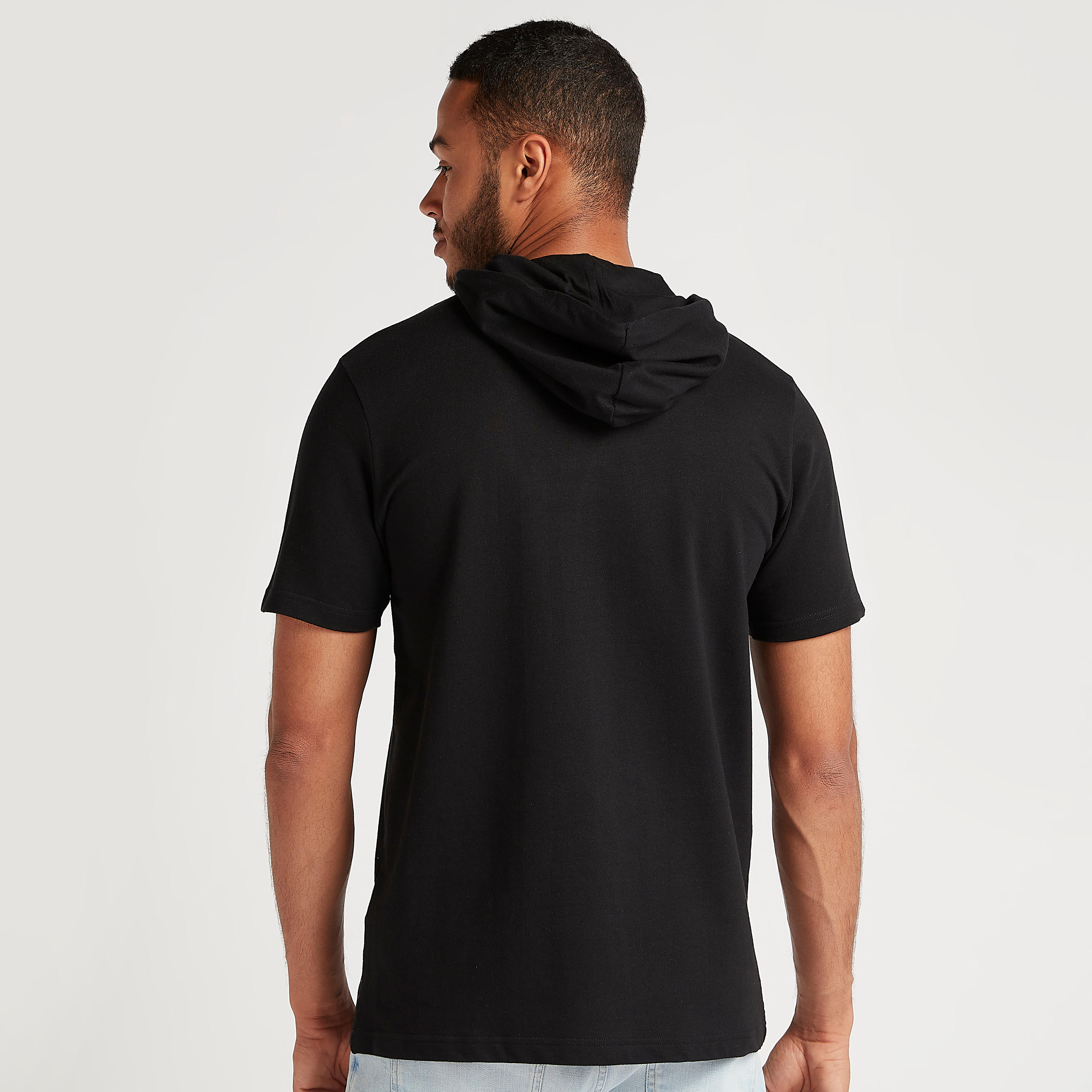 تيشيرت بياقة بقبّعة وطبعات ناسا-men-clothing-tshirtsandpolos-tshirts-image-4