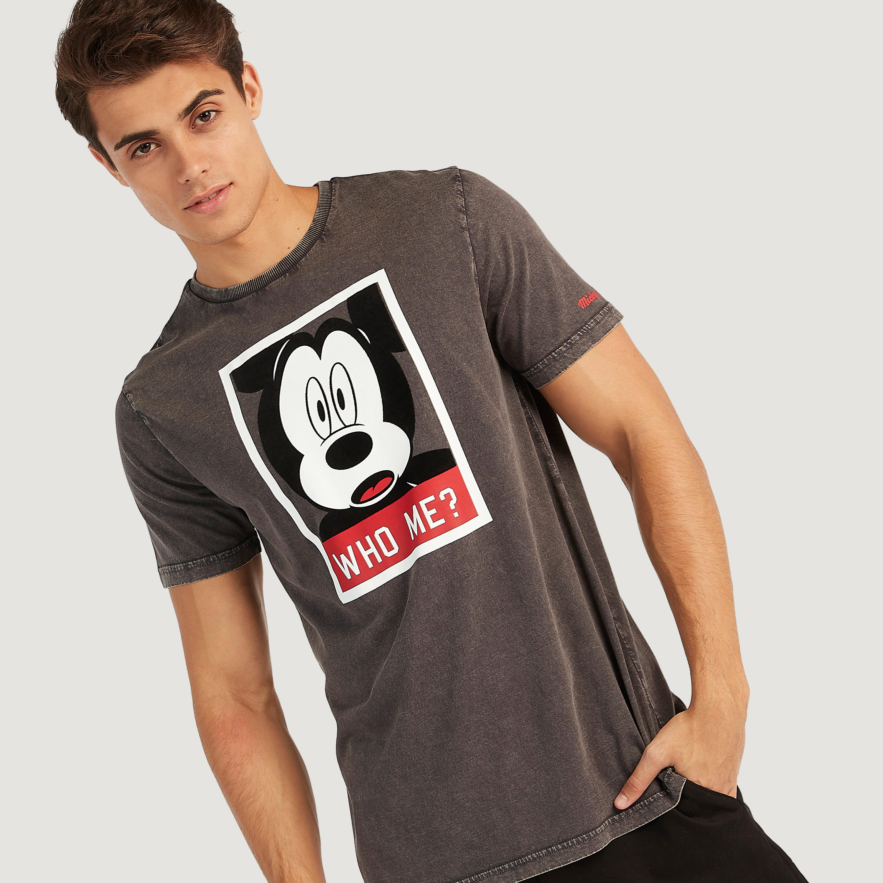 تيشيرت بياقة ضيّقة وأكمام قصيرة وطبعات ميكي ماوس-men-clothing-tshirtsandpolos-tshirts-image-4