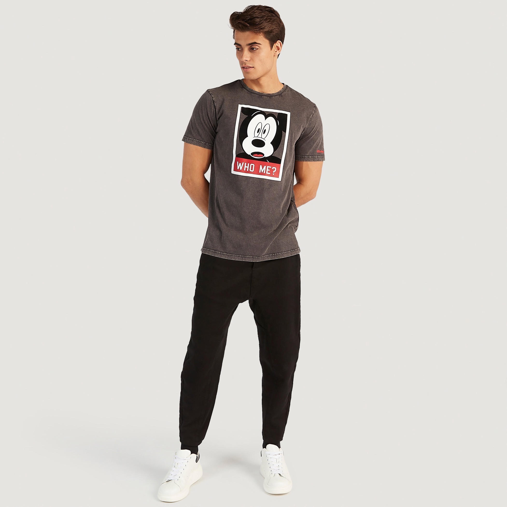 تيشيرت بياقة ضيّقة وأكمام قصيرة وطبعات ميكي ماوس-men-clothing-tshirtsandpolos-tshirts-image-3