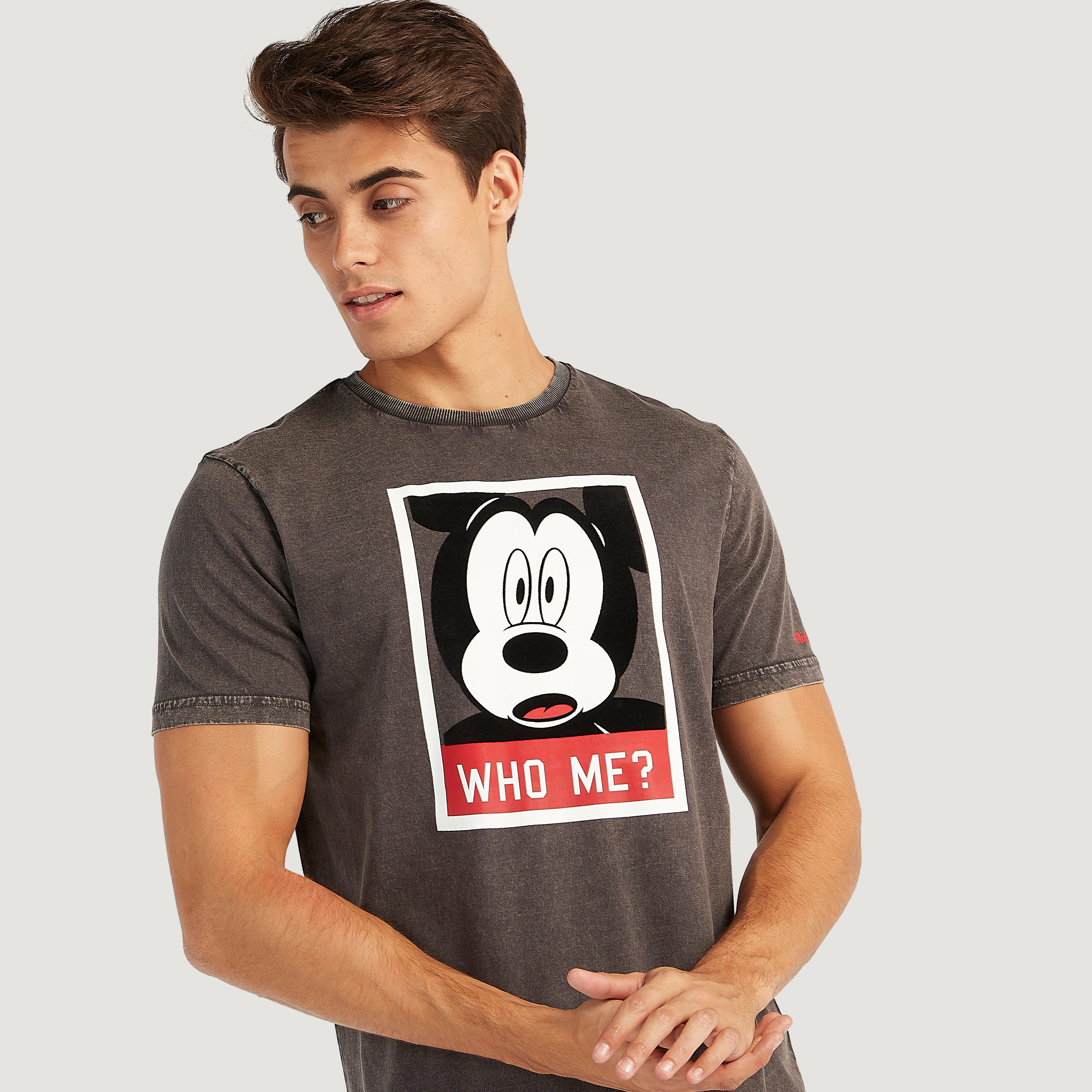 تيشيرت بياقة ضيّقة وأكمام قصيرة وطبعات ميكي ماوس-men-clothing-tshirtsandpolos-tshirts-image-2