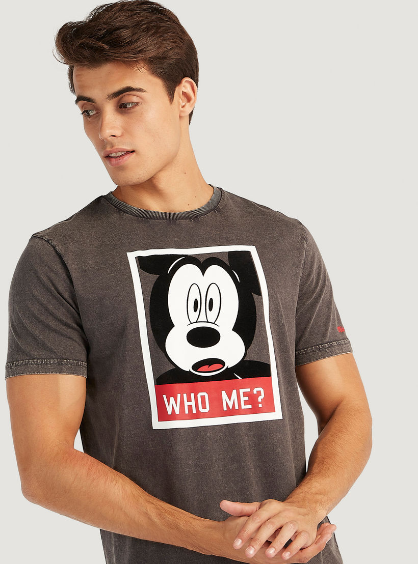 تيشيرت بياقة ضيّقة وأكمام قصيرة وطبعات ميكي ماوس-men-clothing-tshirtsandpolos-tshirts-image-2
