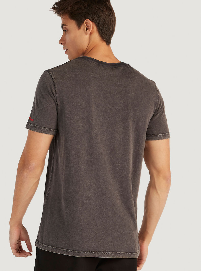 تيشيرت بياقة ضيّقة وأكمام قصيرة وطبعات ميكي ماوس-men-clothing-tshirtsandpolos-tshirts-image-1