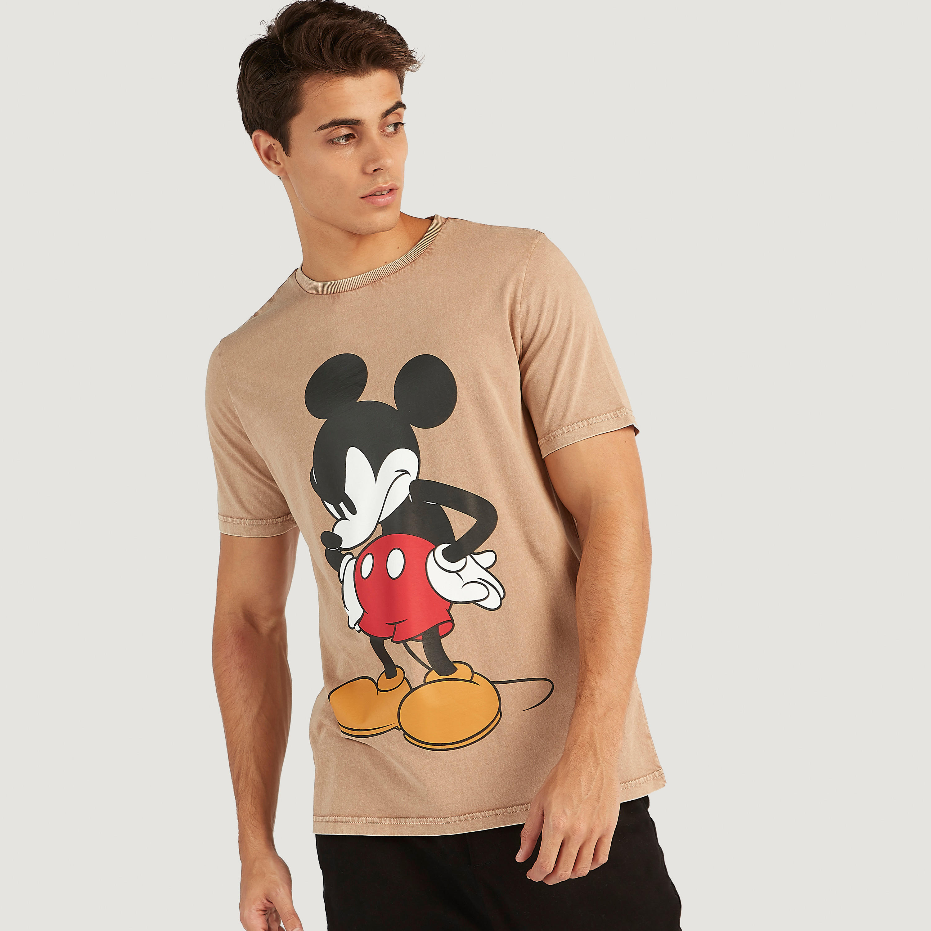 تيشيرت بياقة ضيّقة وأكمام قصيرة وطبعات ميكي ماوس-men-clothing-tshirtsandpolos-tshirts-image-1