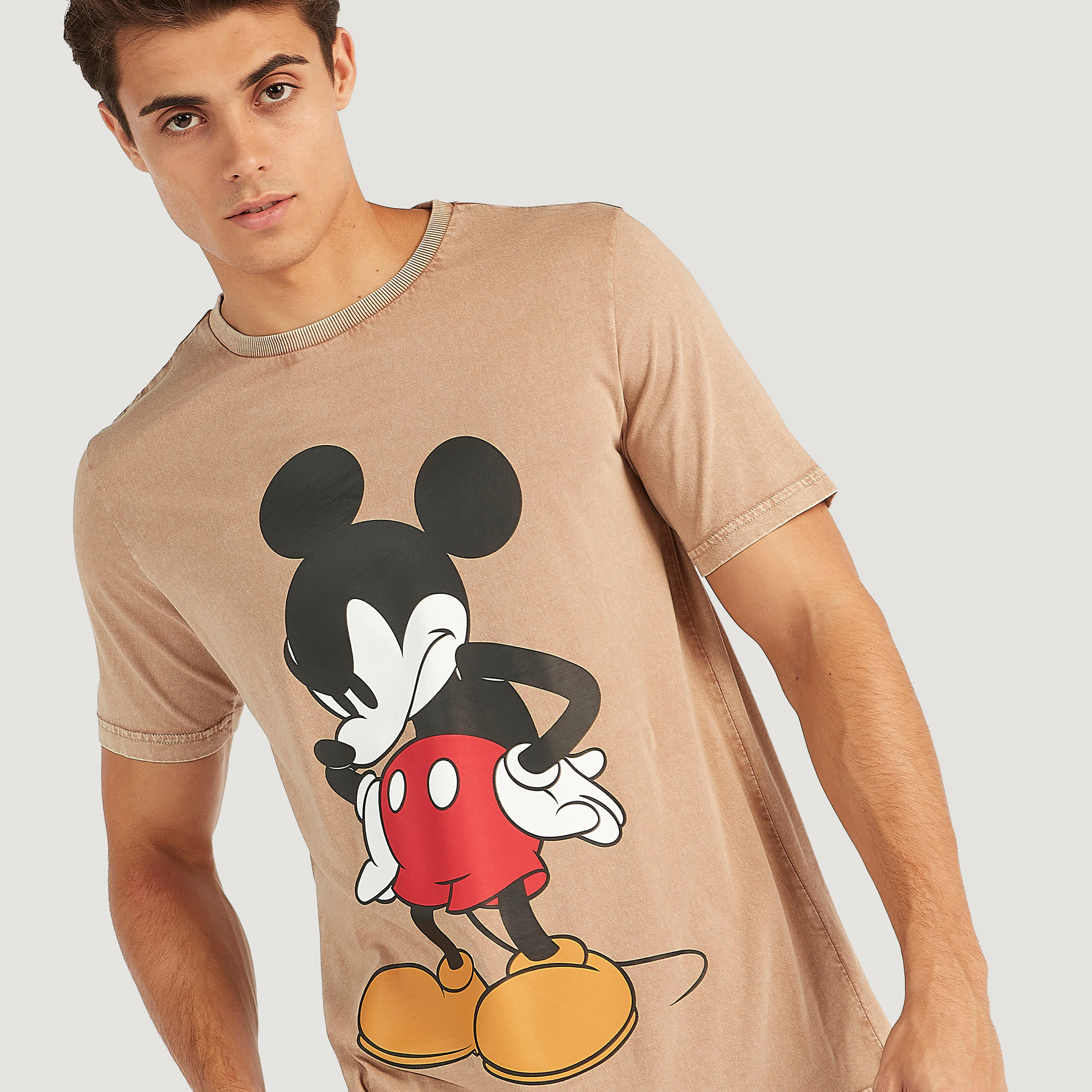 تيشيرت بياقة ضيّقة وأكمام قصيرة وطبعات ميكي ماوس-men-clothing-tshirtsandpolos-tshirts-image-2