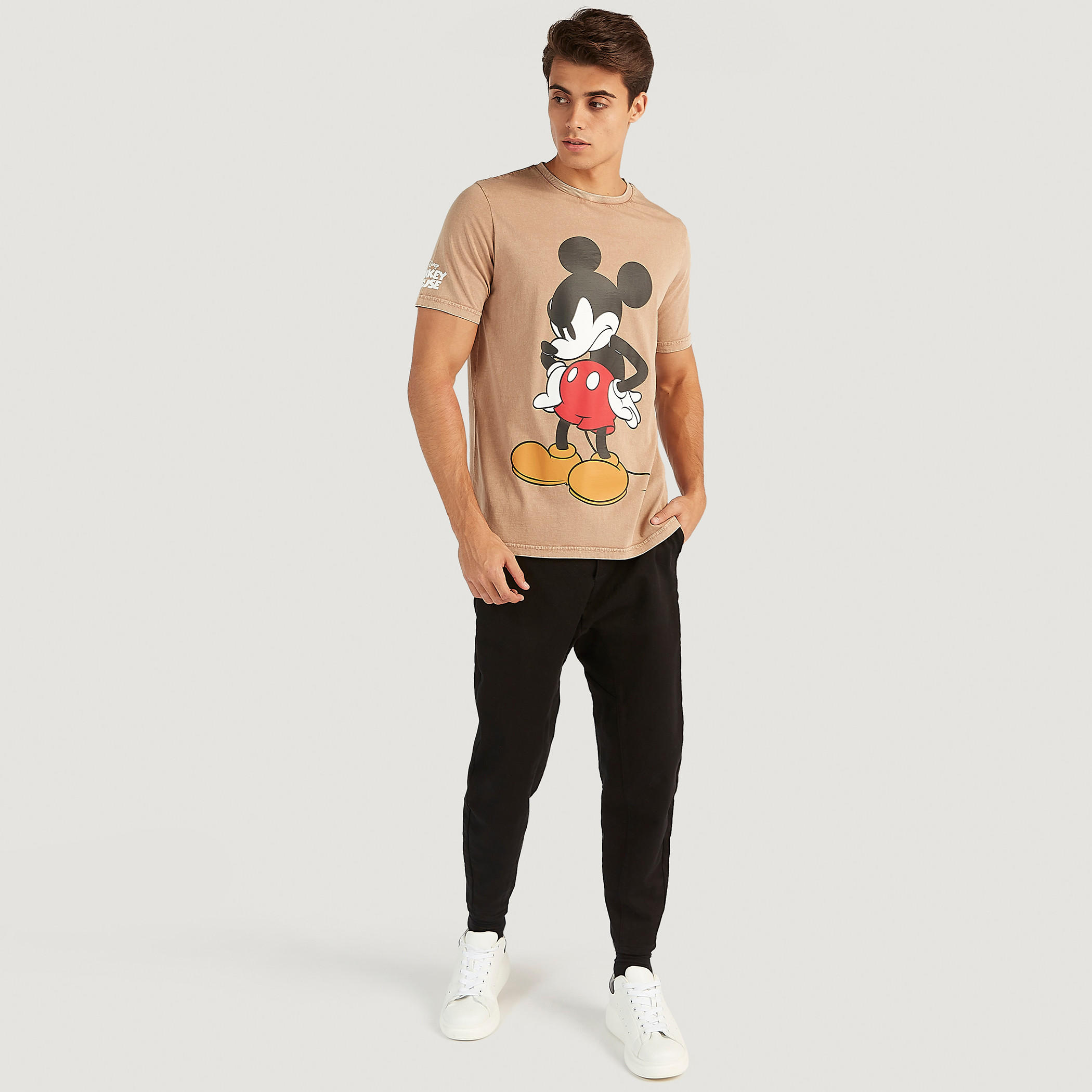 تيشيرت بياقة ضيّقة وأكمام قصيرة وطبعات ميكي ماوس-men-clothing-tshirtsandpolos-tshirts-image-3