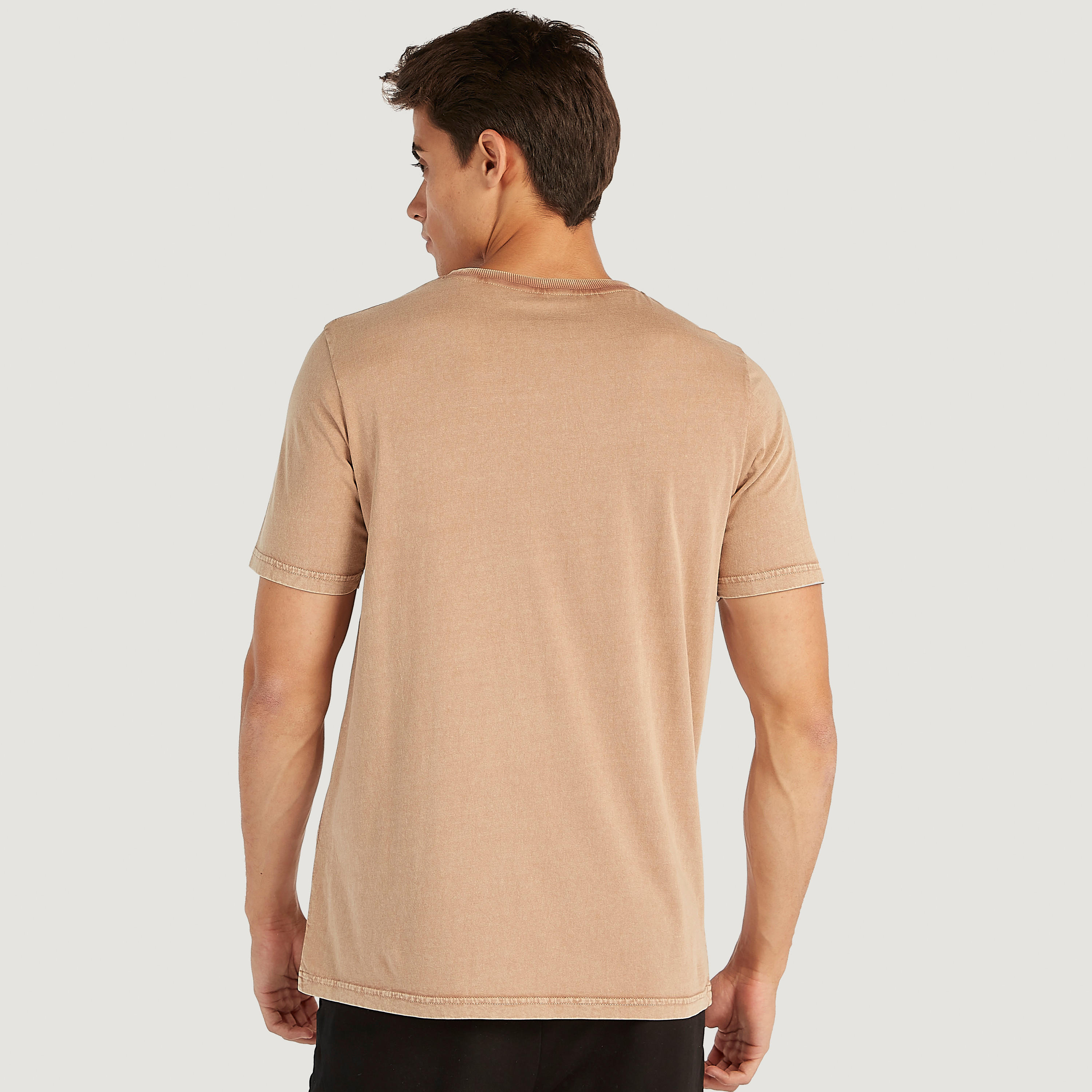 تيشيرت بياقة ضيّقة وأكمام قصيرة وطبعات ميكي ماوس-men-clothing-tshirtsandpolos-tshirts-image-4