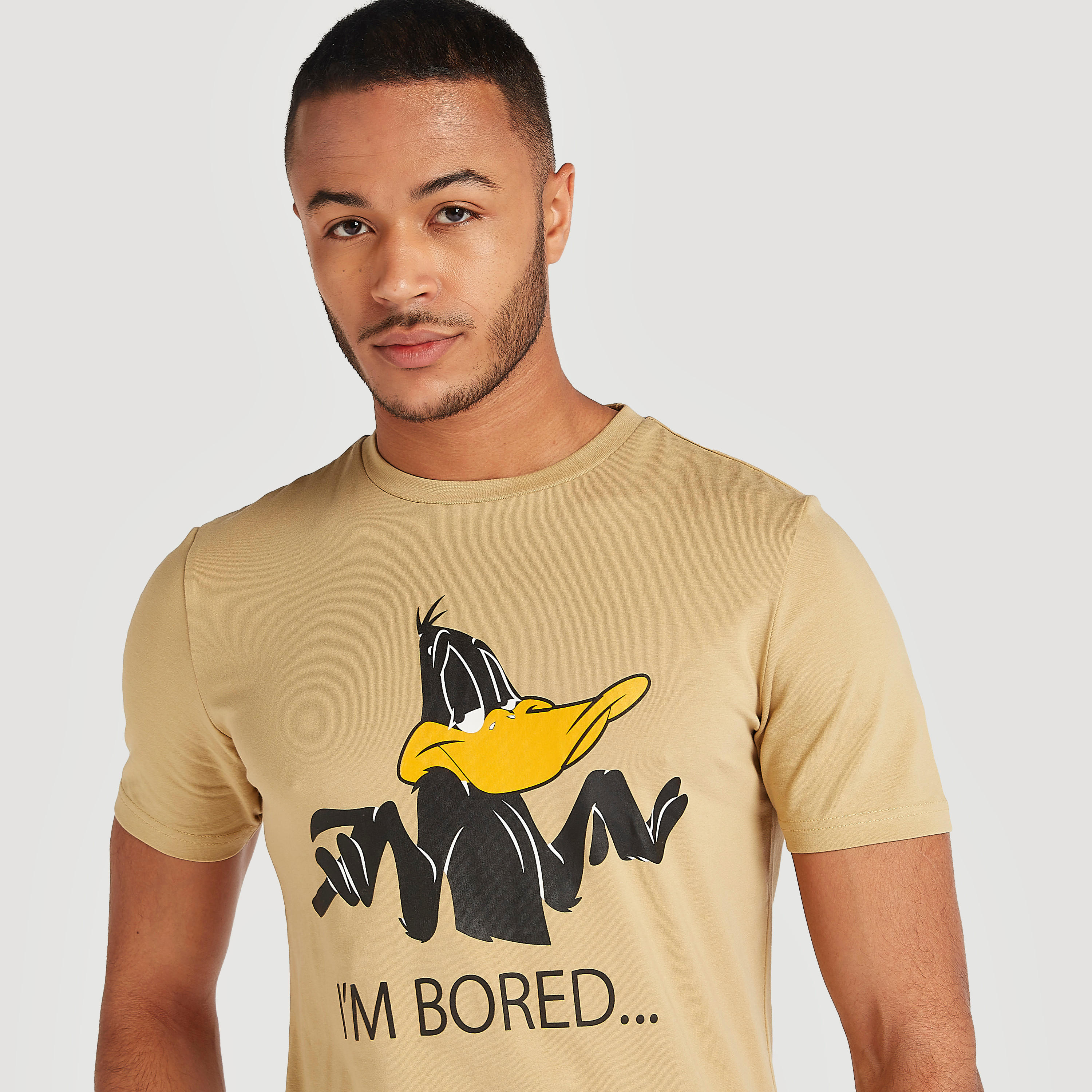 تيشيرت بقصّة مريحة وياقة ضيّقة وأكمام قصيرة وطبعات-men-clothing-tshirtsandpolos-tshirts-image-3