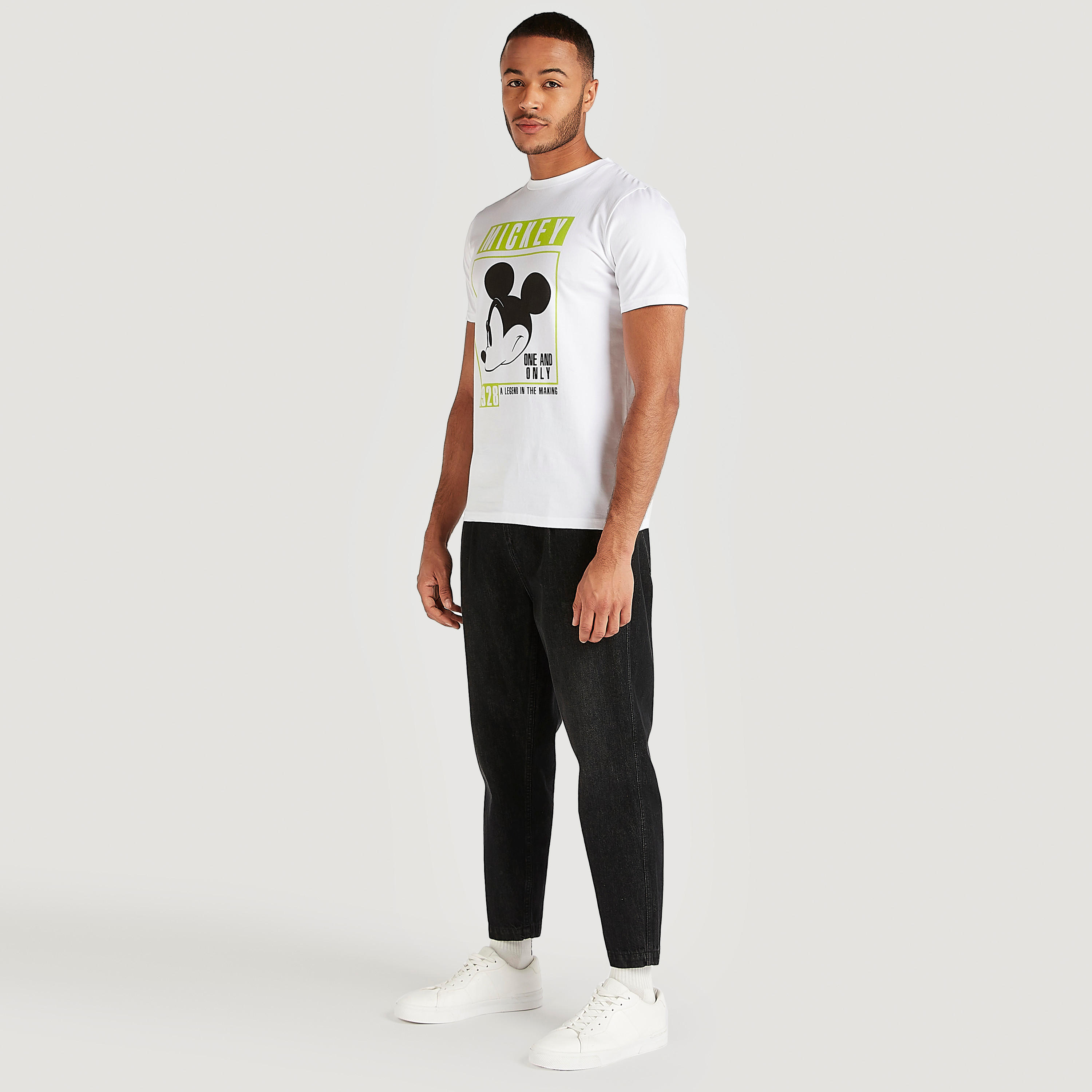 تيشيرت بياقة ضيّقة وأكمام قصيرة وطبعات ميكي ماوس-men-clothing-tshirtsandpolos-tshirts-image-2