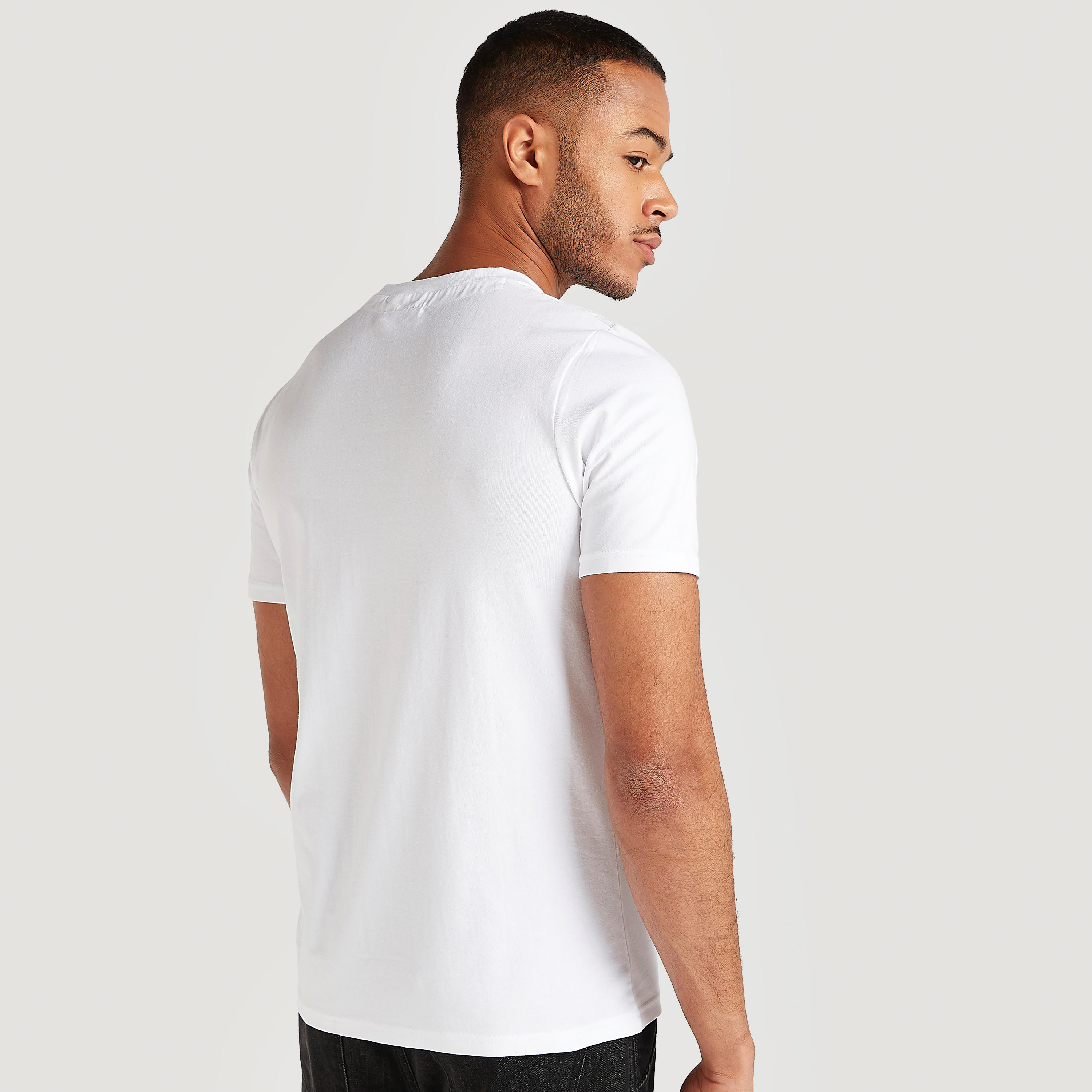 تيشيرت بياقة ضيّقة وأكمام قصيرة وطبعات ميكي ماوس-men-clothing-tshirtsandpolos-tshirts-image-4