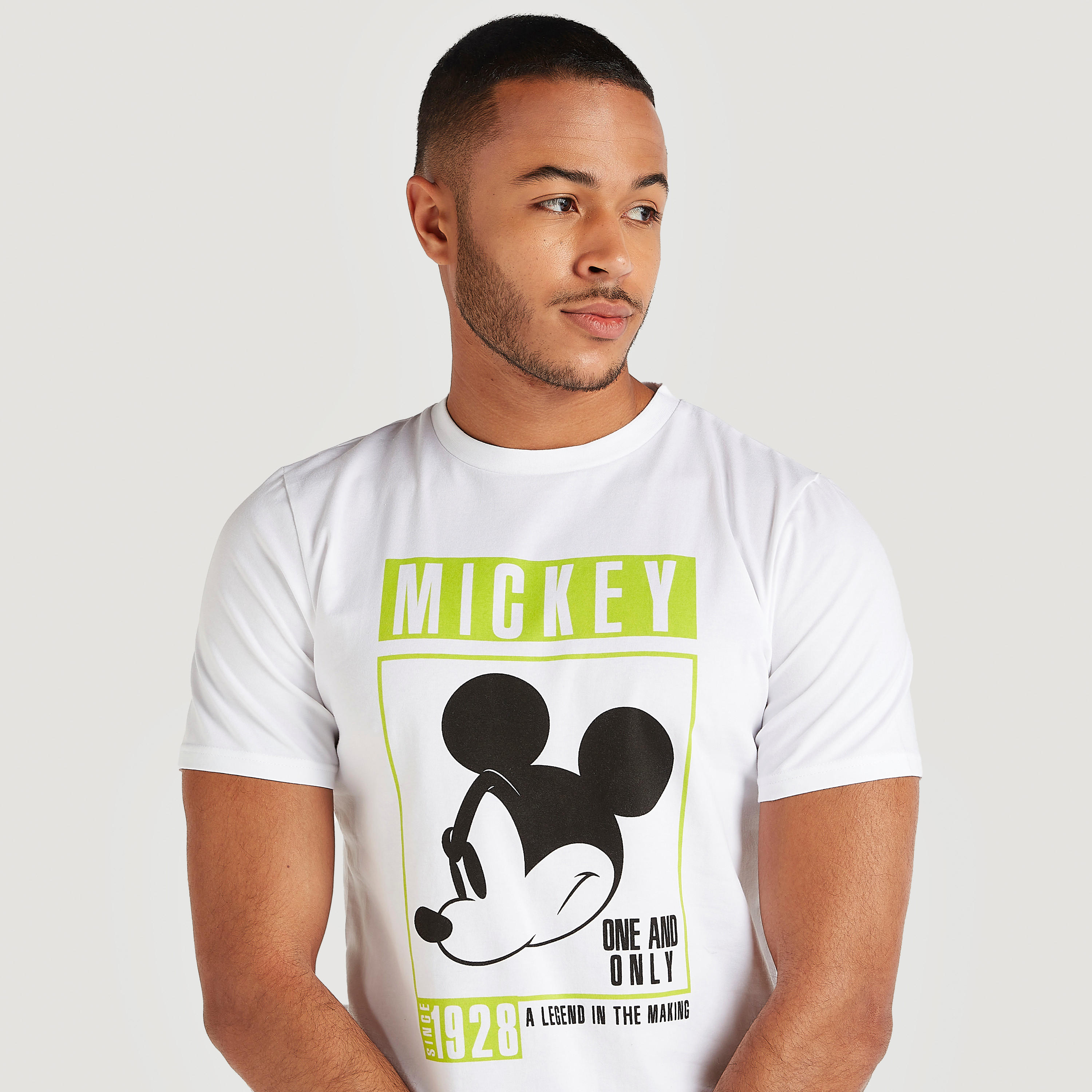 تيشيرت بياقة ضيّقة وأكمام قصيرة وطبعات ميكي ماوس-men-clothing-tshirtsandpolos-tshirts-image-5