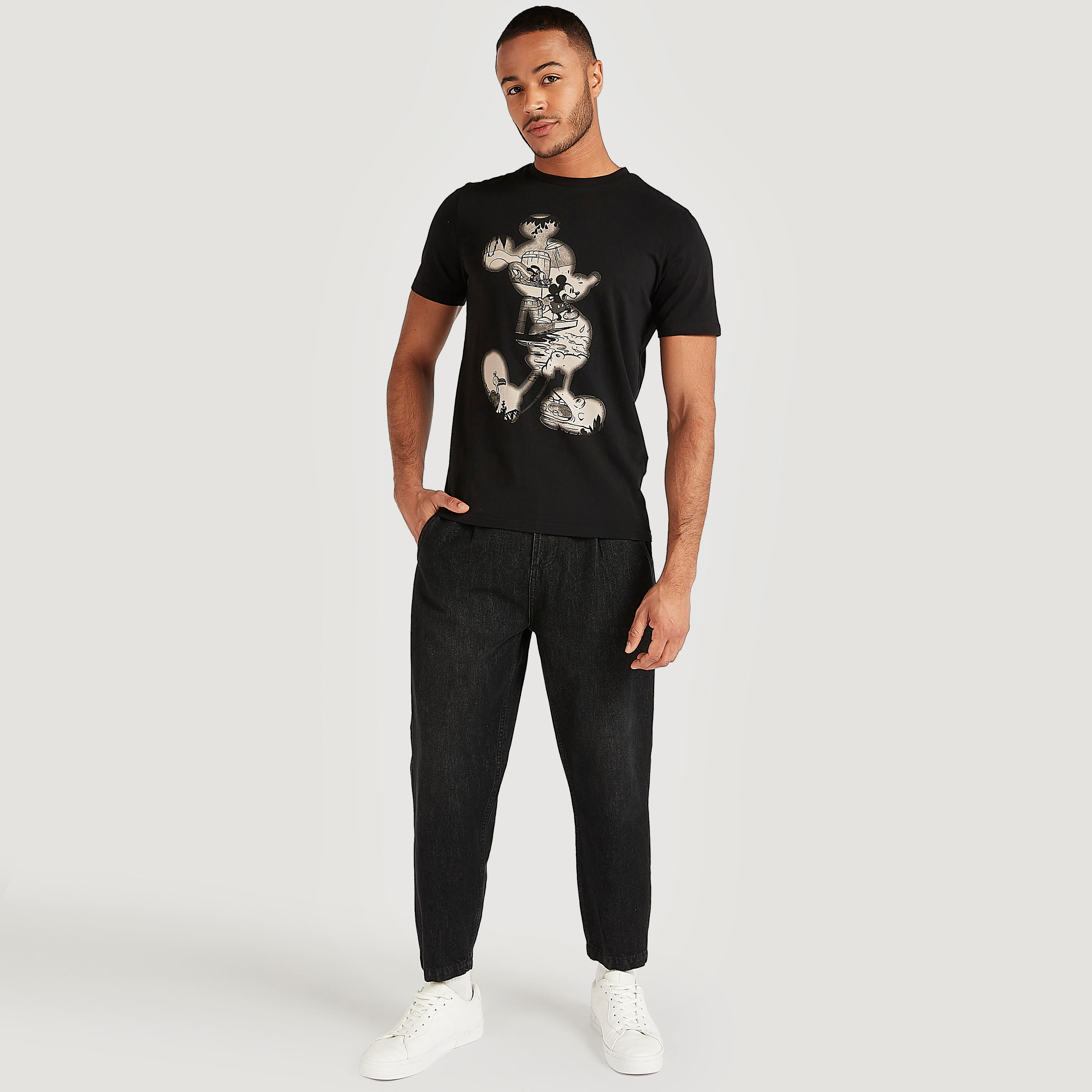تيشيرت بياقة ضيّقة وأكمام قصيرة وطبعات-men-clothing-tshirtsandpolos-tshirts-image-2