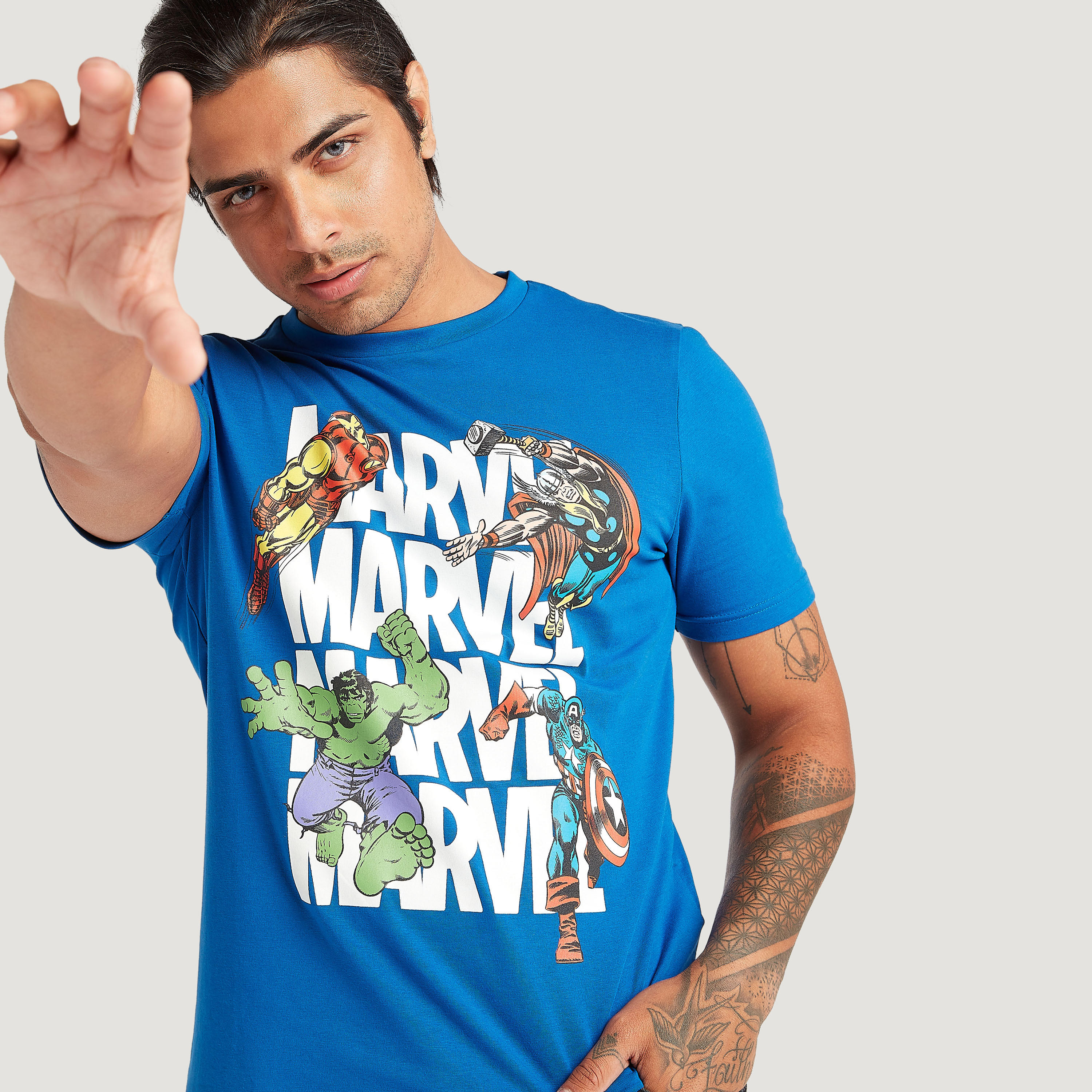 تيشيرت بياقة ضيّقة وأكمام قصيرة وطبعات مارفل-men-clothing-tshirtsandpolos-tshirts-image-1