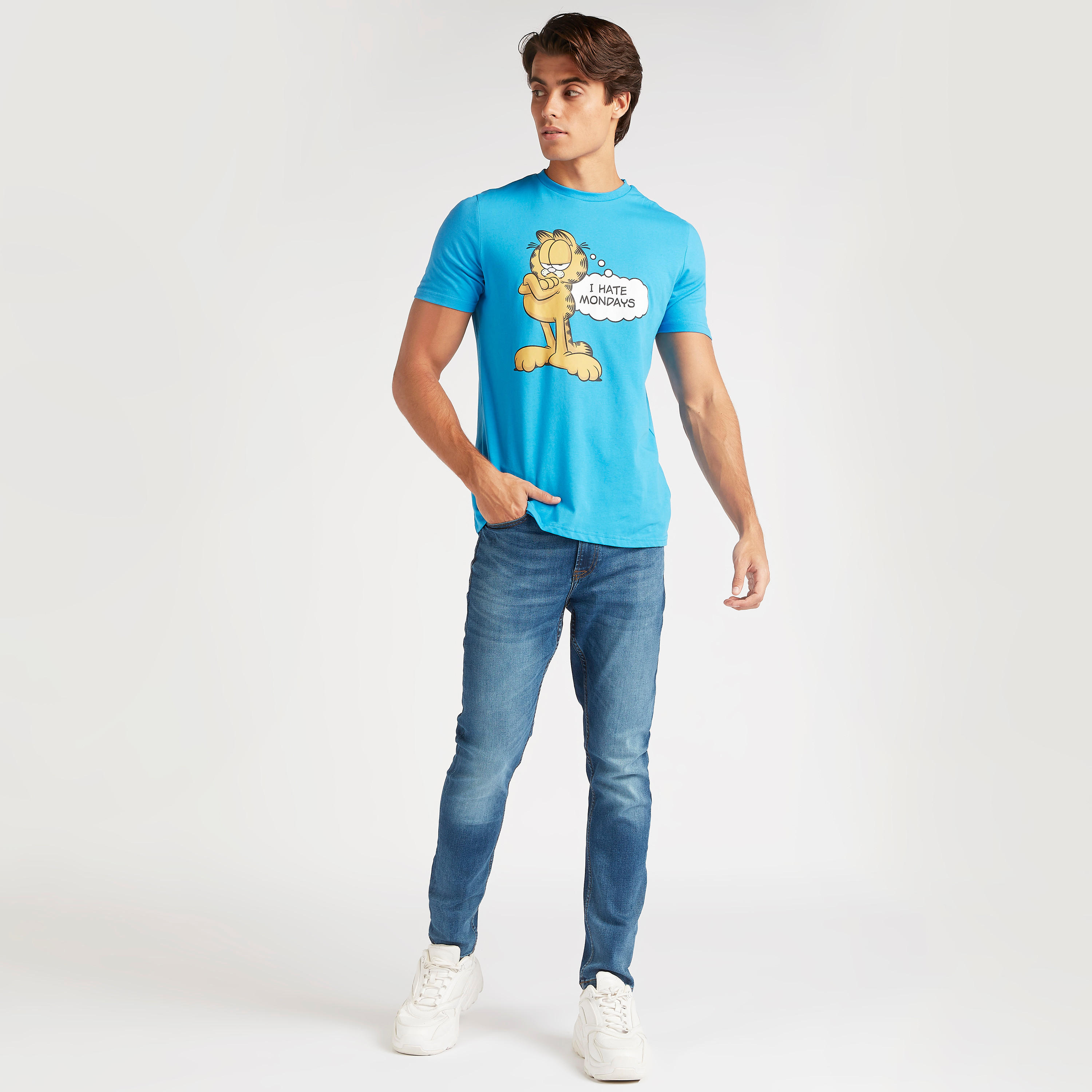 تيشيرت بياقة ضيّقة وأكمام قصيرة وطبعات غارفيلد-men-clothing-tshirtsandpolos-tshirts-image-2