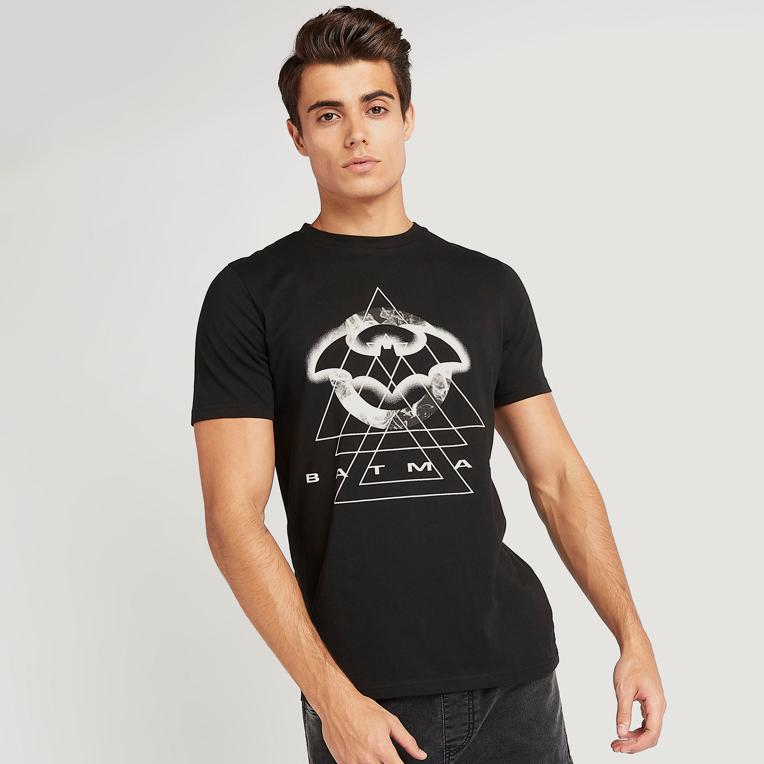 تيشيرت بياقة ضيّقة وأكمام قصيرة وطبعات باتمان-men-clothing-tshirtsandpolos-tshirts-image-1