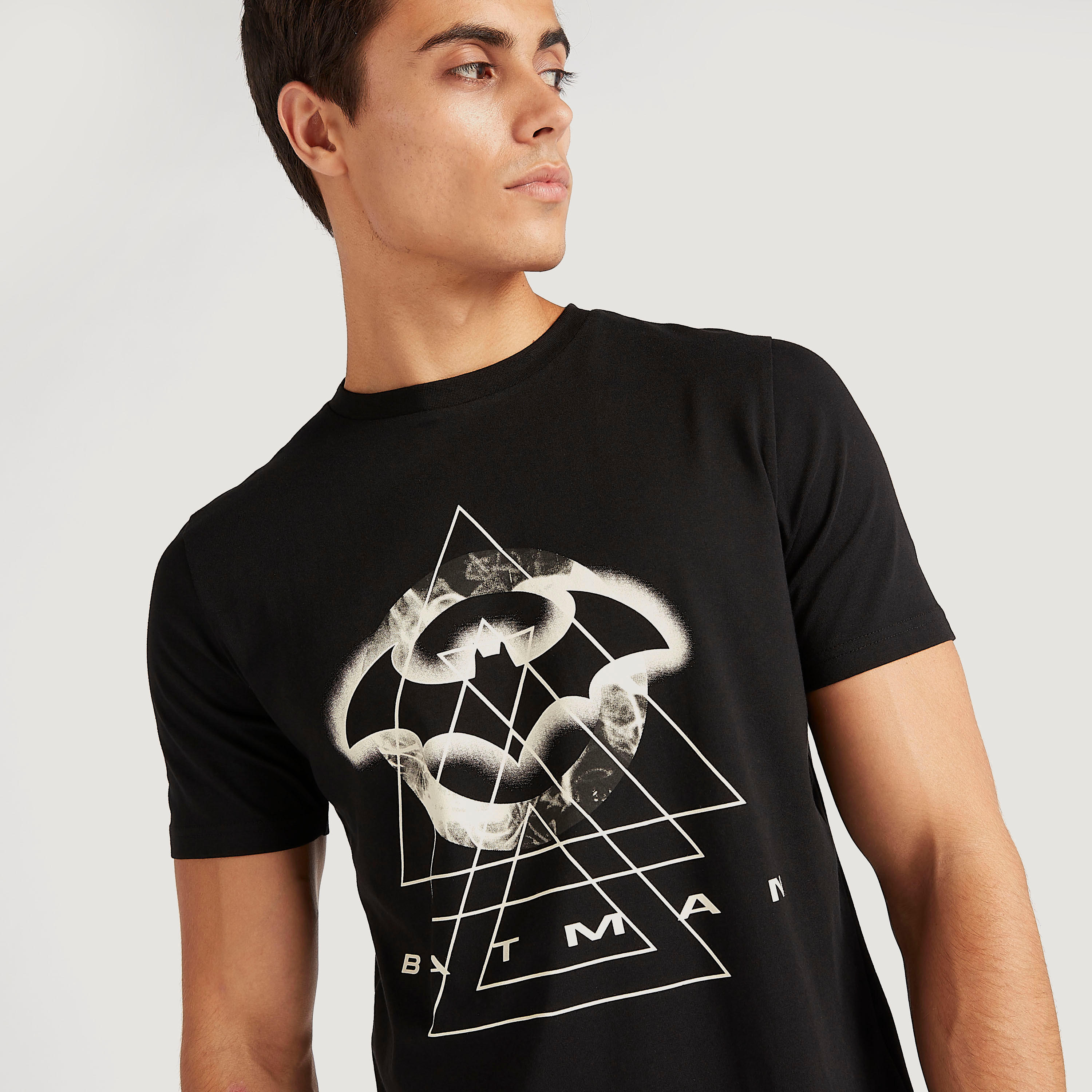 تيشيرت بياقة ضيّقة وأكمام قصيرة وطبعات باتمان-men-clothing-tshirtsandpolos-tshirts-image-3