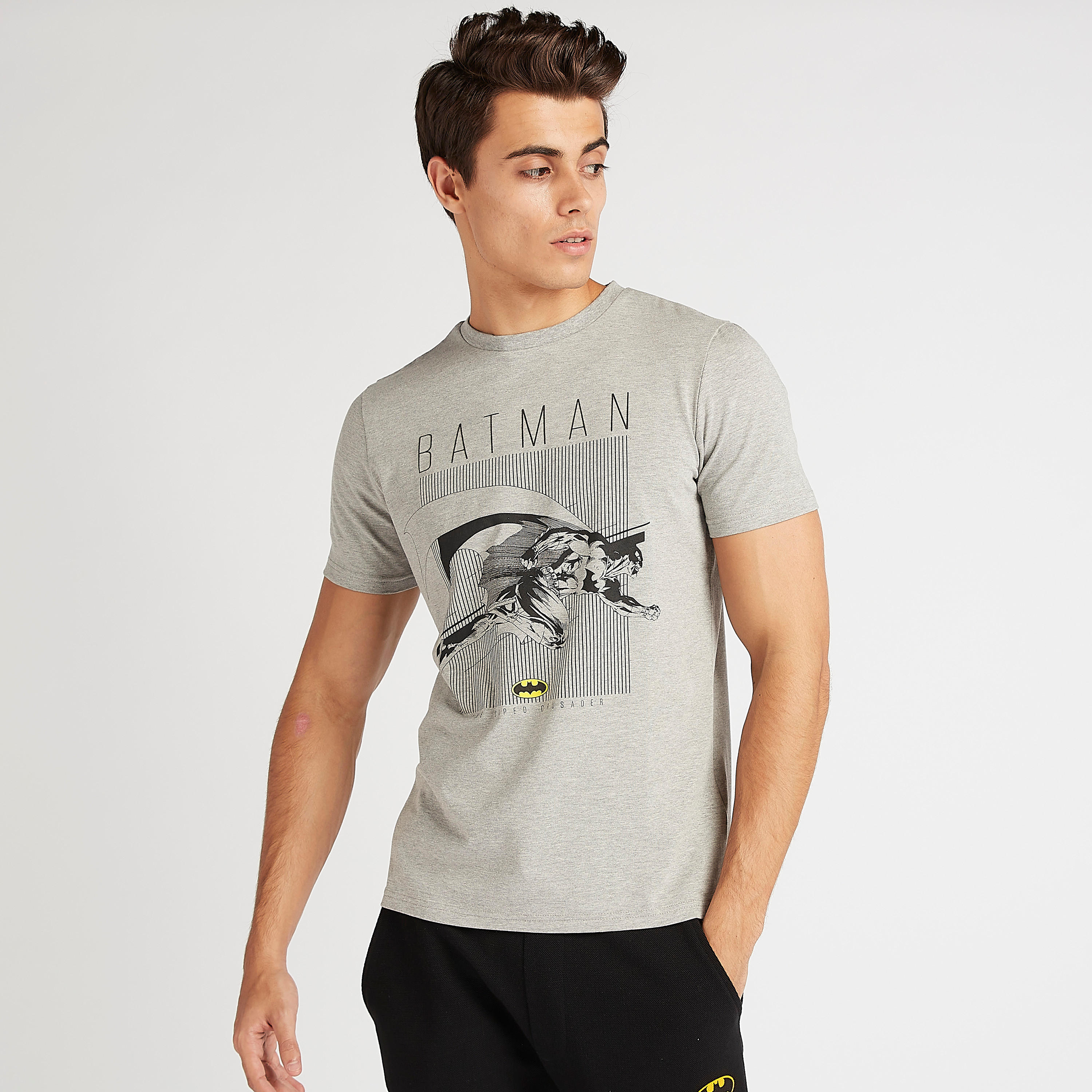 تيشيرت بياقة ضيّقة وأكمام قصيرة وطبعات باتمان-men-clothing-tshirtsandpolos-tshirts-image-1
