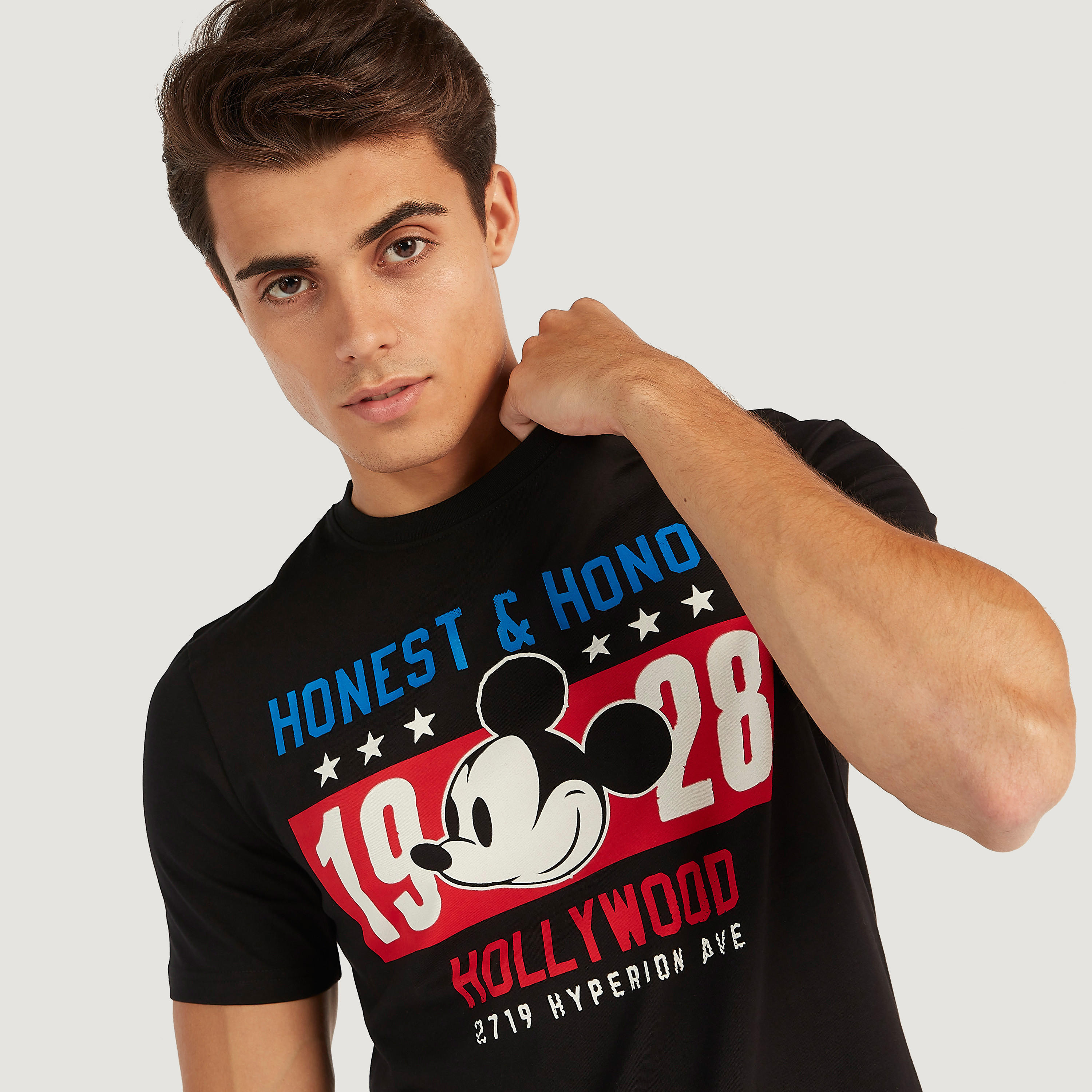 تيشيرت بياقة ضيّقة وأكمام قصيرة وطبعات ميكي ماوس-men-clothing-tshirtsandpolos-tshirts-image-1