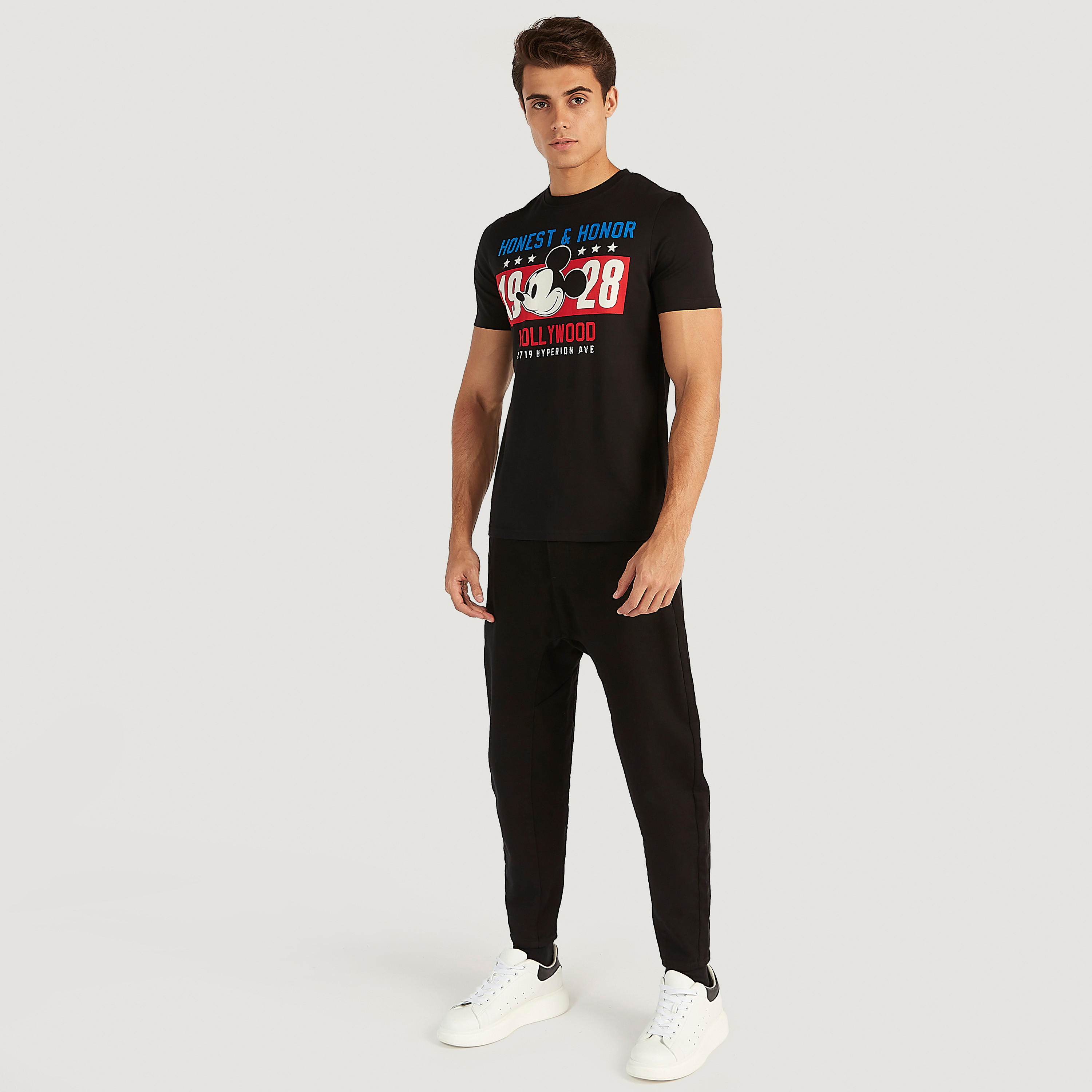 تيشيرت بياقة ضيّقة وأكمام قصيرة وطبعات ميكي ماوس-men-clothing-tshirtsandpolos-tshirts-image-2