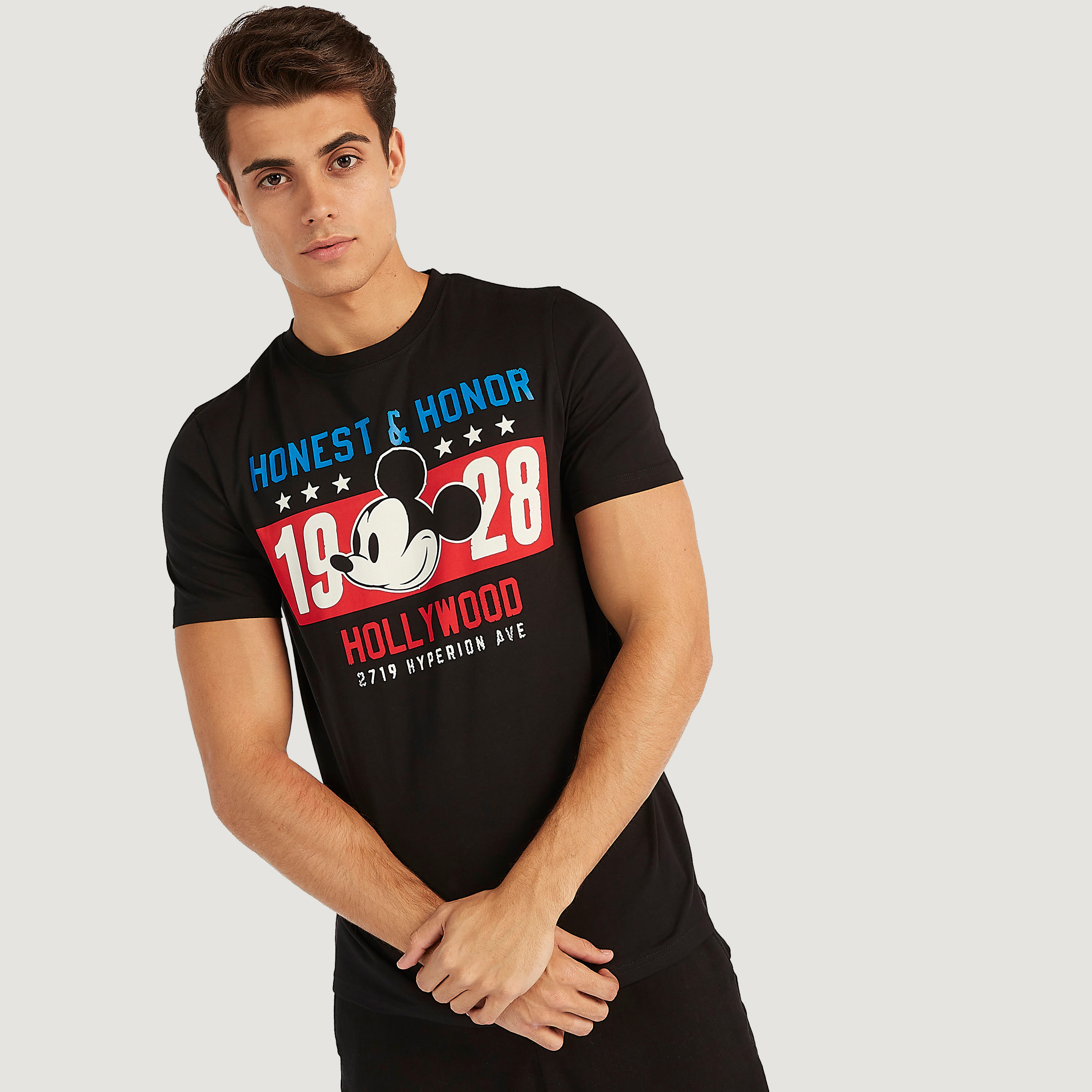 تيشيرت بياقة ضيّقة وأكمام قصيرة وطبعات ميكي ماوس-men-clothing-tshirtsandpolos-tshirts-image-3