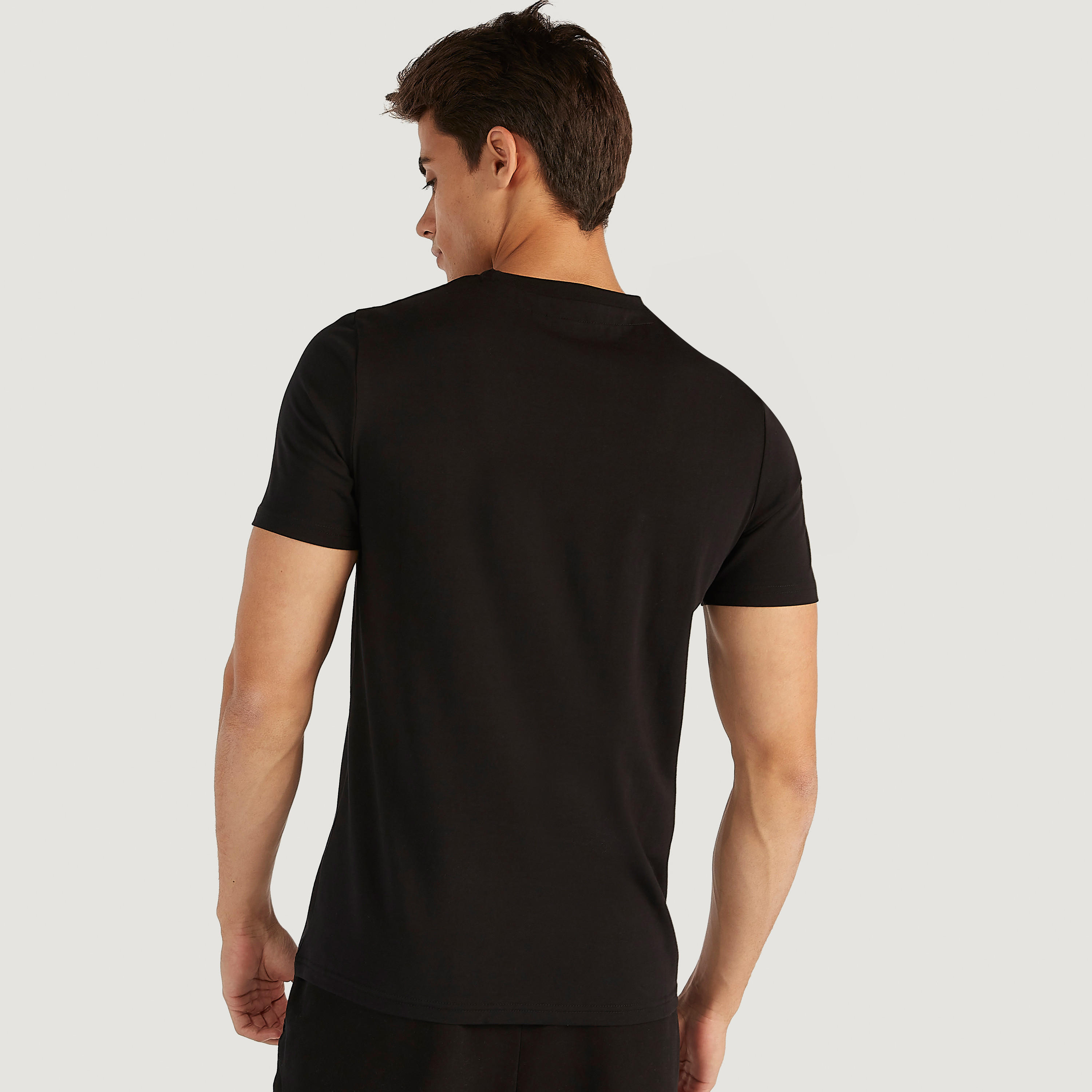 تيشيرت بياقة ضيّقة وأكمام قصيرة وطبعات ميكي ماوس-men-clothing-tshirtsandpolos-tshirts-image-4