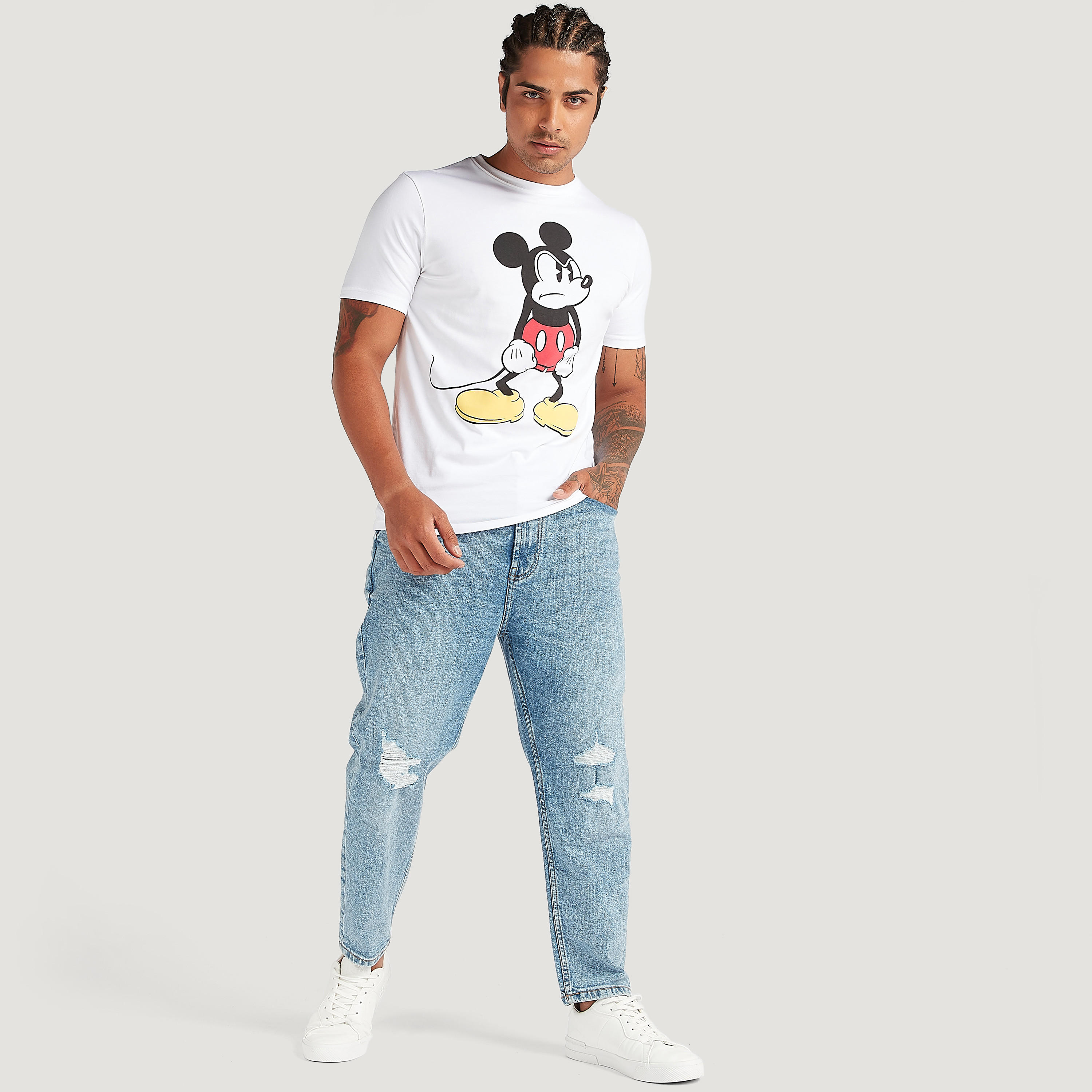 تيشيرت بياقة ضيّقة وأكمام قصيرة وطبعات ميكي ماوس-men-clothing-tshirtsandpolos-tshirts-image-2