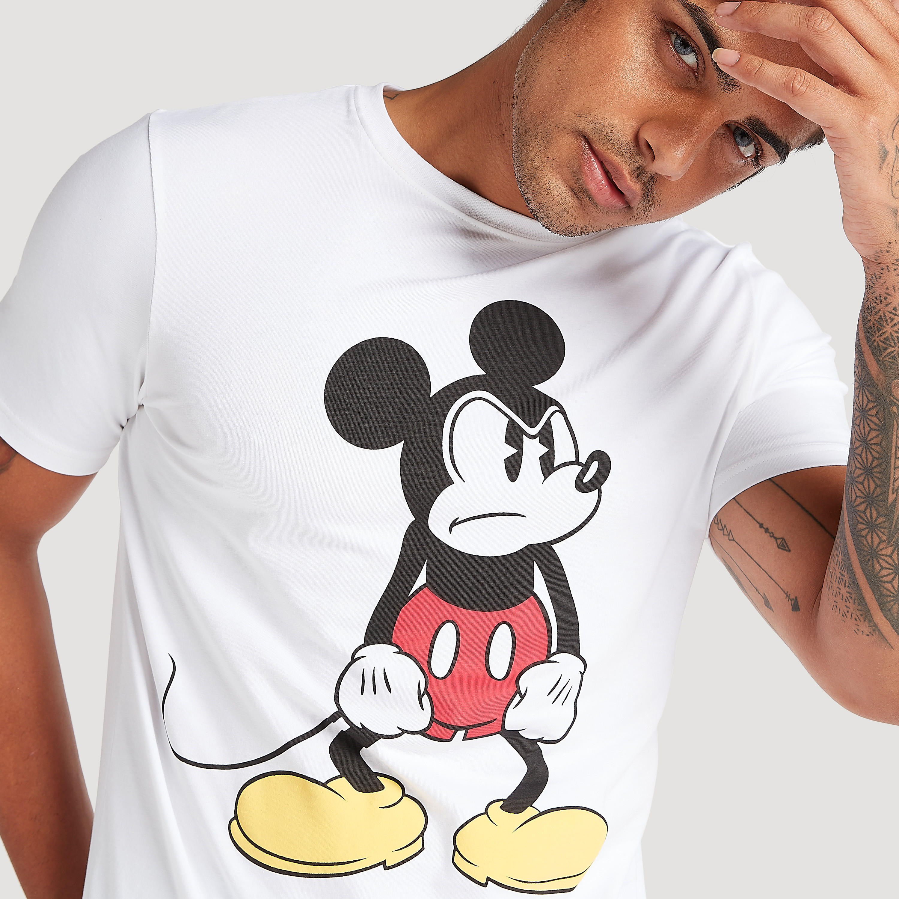 تيشيرت بياقة ضيّقة وأكمام قصيرة وطبعات ميكي ماوس-men-clothing-tshirtsandpolos-tshirts-image-3