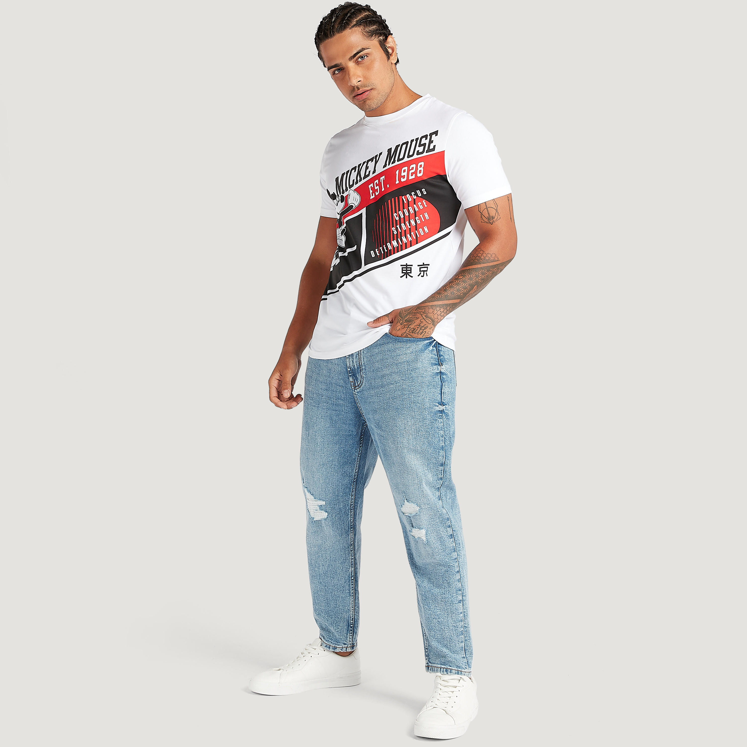تيشيرت بياقة ضيّقة وأكمام قصيرة وطبعات ميكي ماوس-men-clothing-tshirtsandpolos-tshirts-image-2