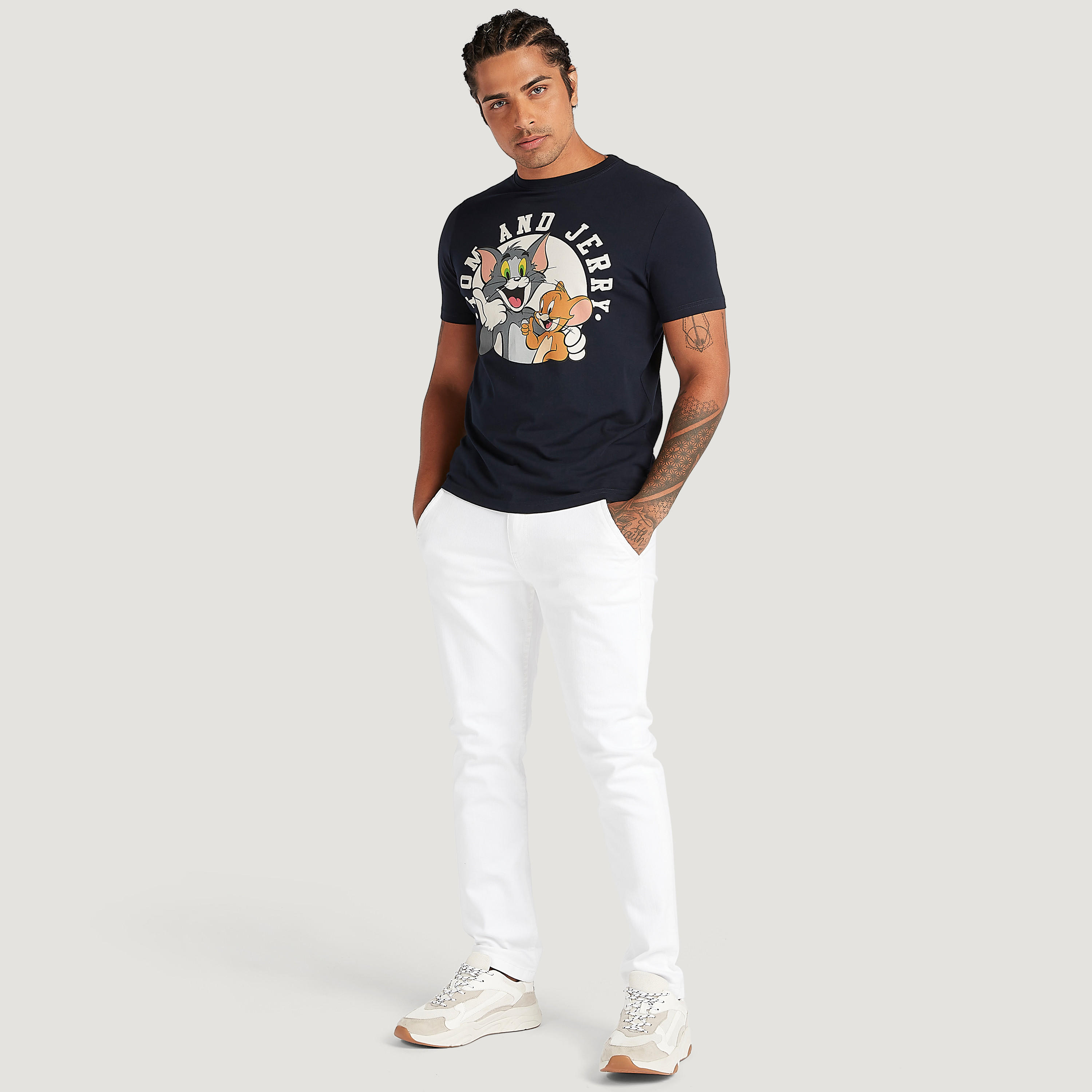 تيشيرت بياقة ضيّقة وأكمام قصيرة وطبعات-men-clothing-tshirtsandpolos-tshirts-image-2