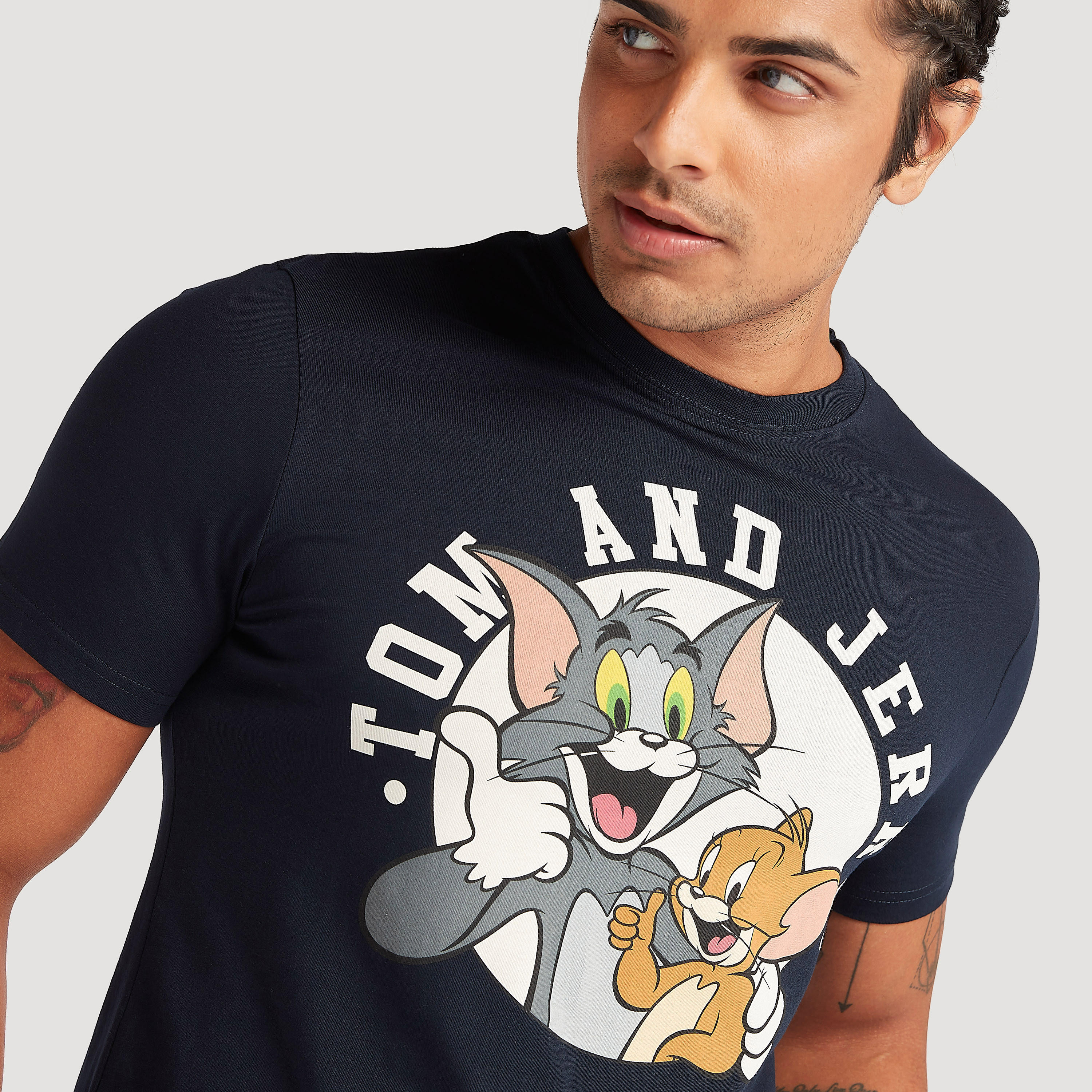 تيشيرت بياقة ضيّقة وأكمام قصيرة وطبعات-men-clothing-tshirtsandpolos-tshirts-image-3